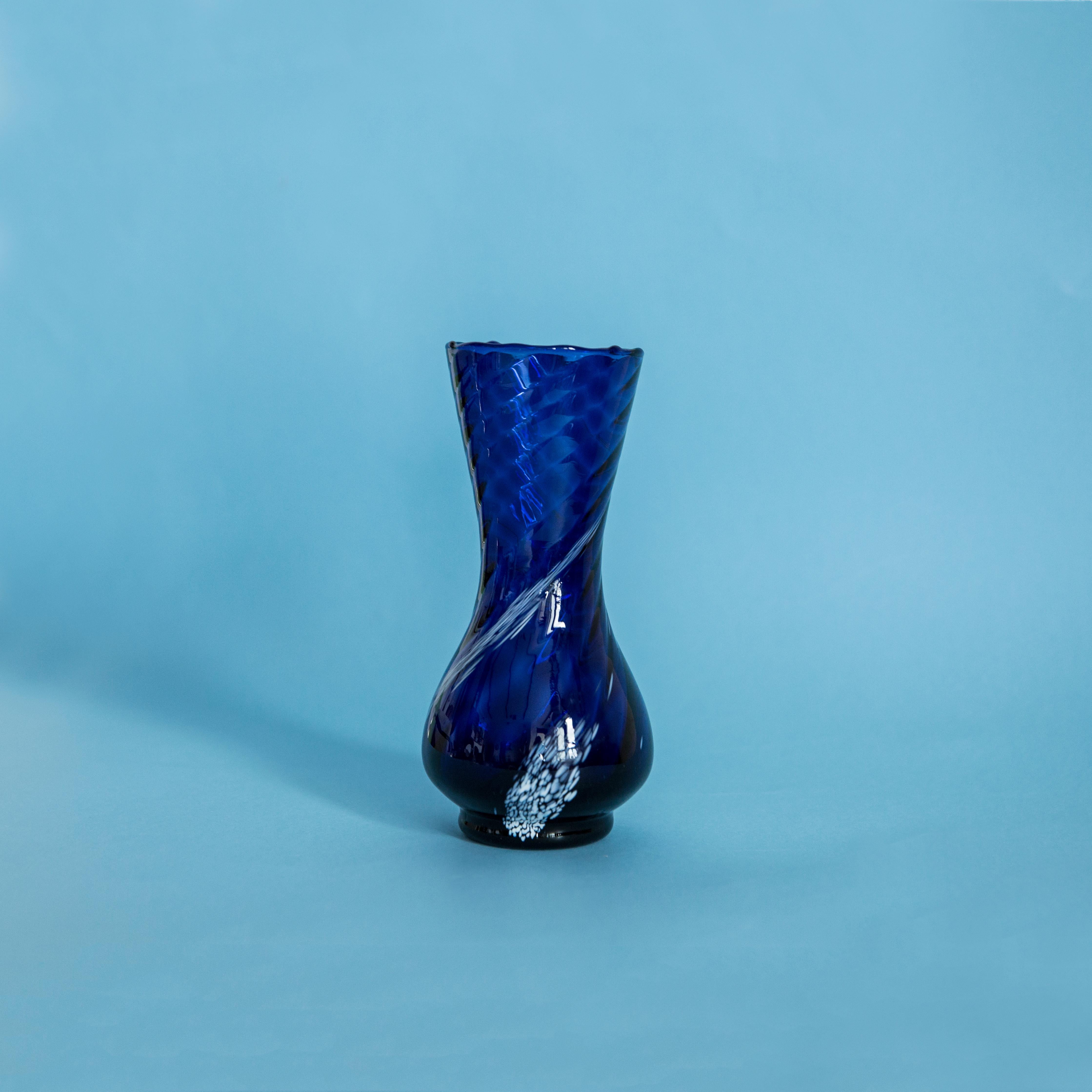Blaue und weiße Vase in erstaunlich organischer Form. 
Produziert in den 1960er Jahren. Glas in perfektem Zustand. 
Die Vase sieht aus, als wäre sie gerade erst aus der Schachtel genommen worden.

Keine Zacken, Defekte, etc.etc. Die äußere