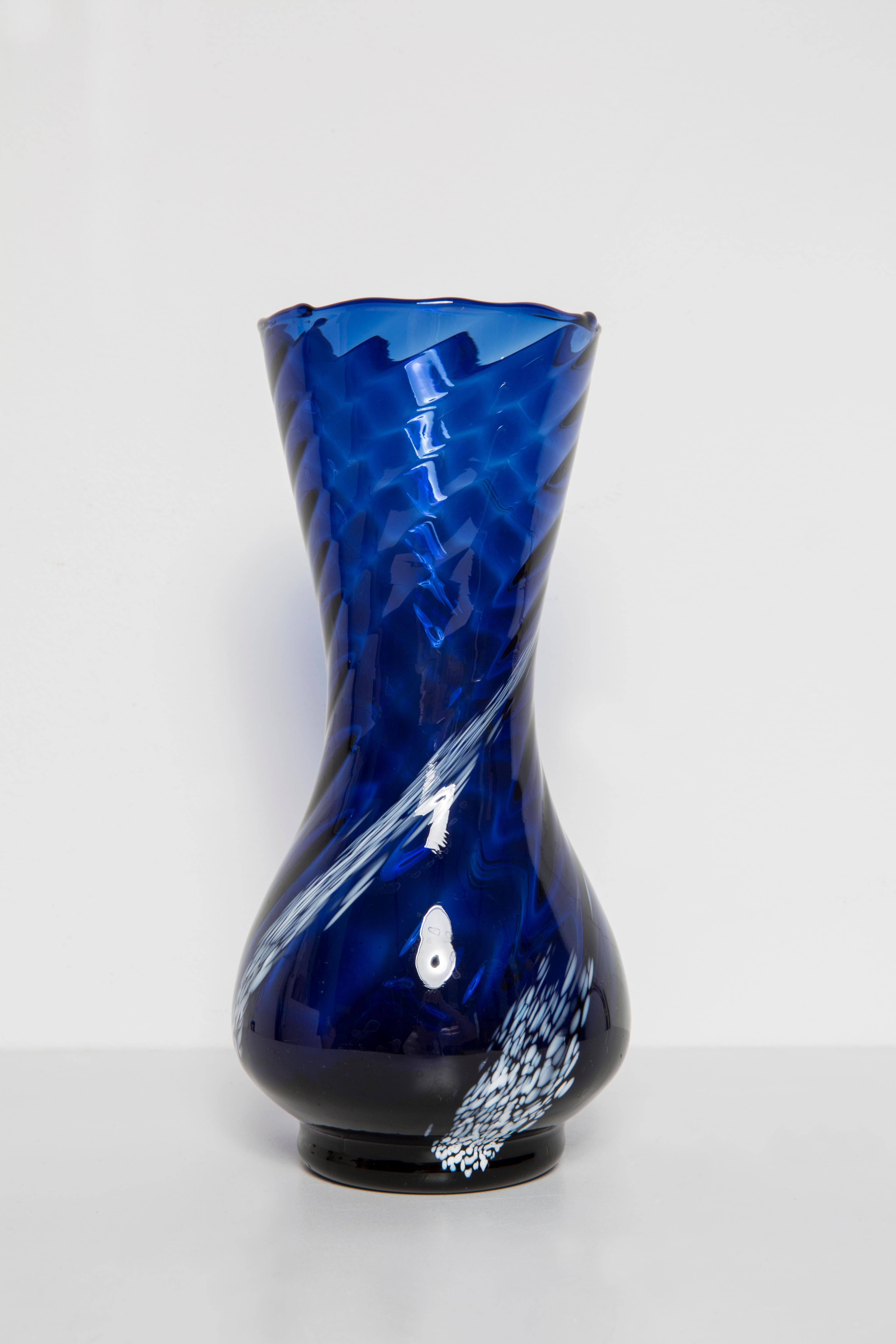 Kleine blau-weiße Murano-Vase aus der Mitte des Jahrhunderts, Europa, 1960er Jahre (Moderne der Mitte des Jahrhunderts) im Angebot