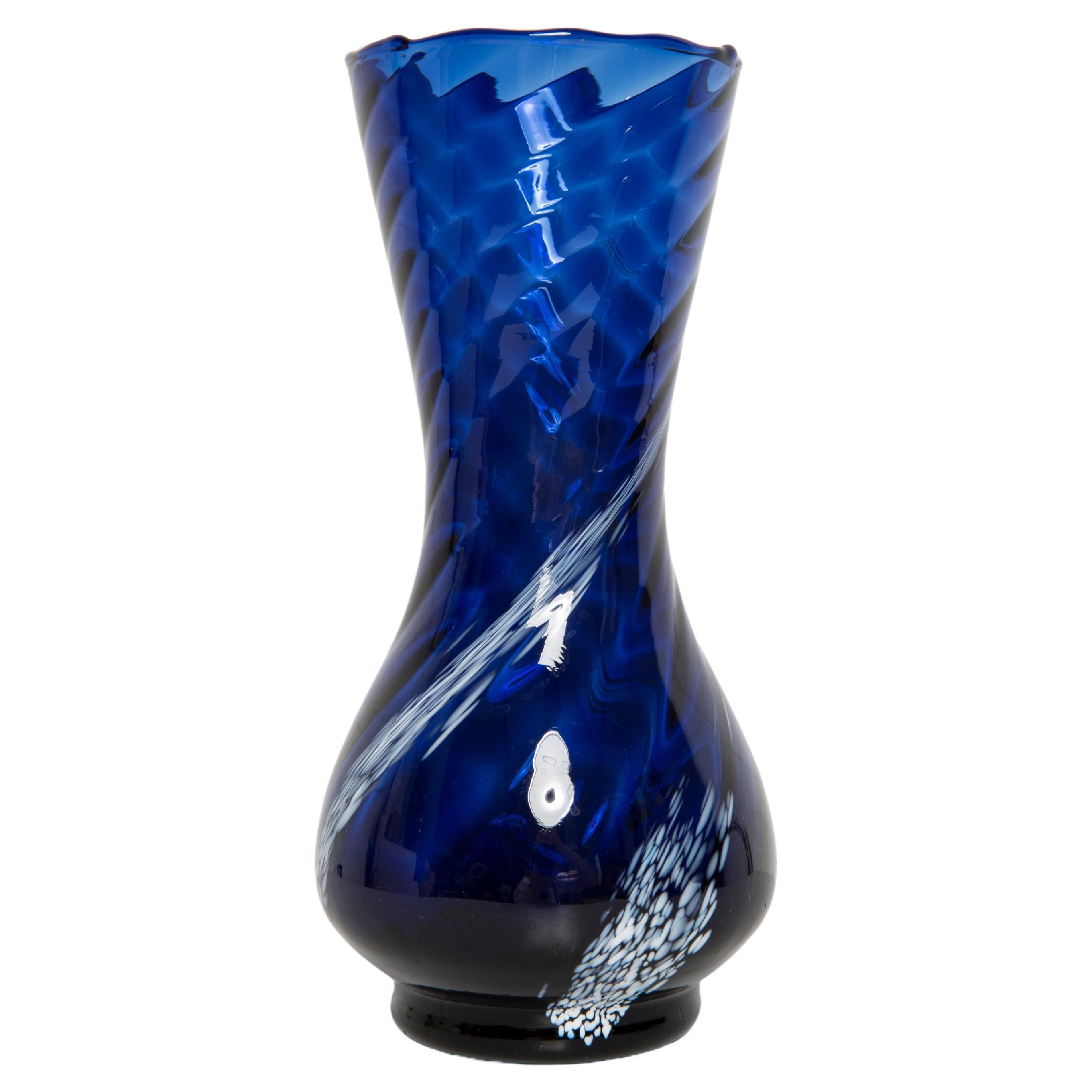 Kleine blau-weiße Murano-Vase aus der Mitte des Jahrhunderts, Europa, 1960er Jahre im Angebot