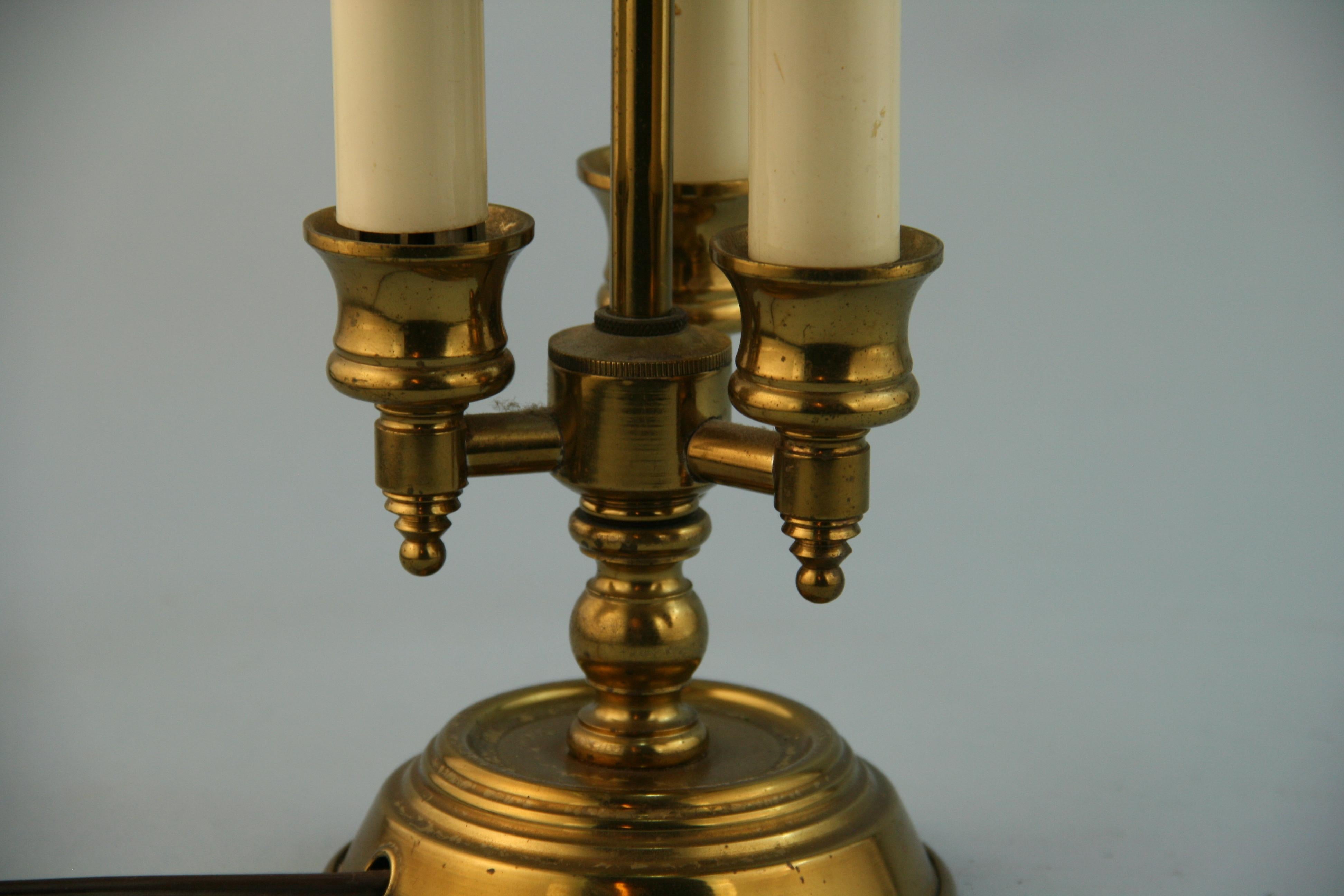 Kleine Bouillotte-Tischlampe aus Messing aus der Mitte des Jahrhunderts im Zustand „Gut“ im Angebot in Douglas Manor, NY