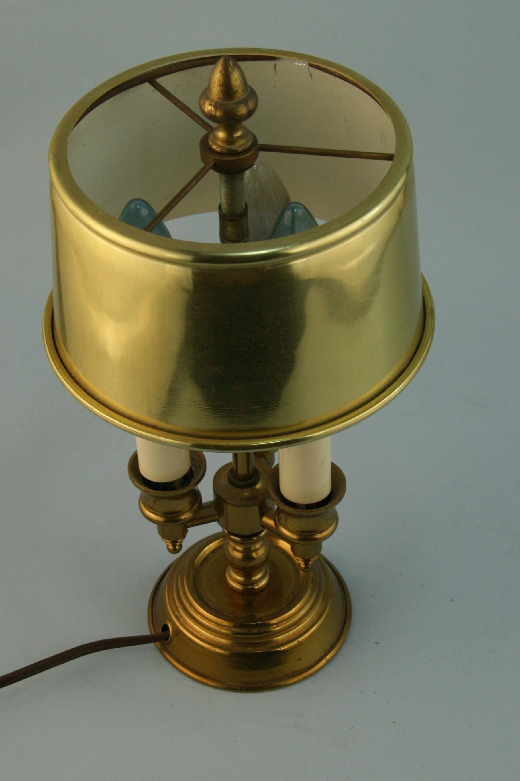 Mid Century Small Brass Bouillotte Table Lamp In Good Condition For Sale In Douglas Manor, NY