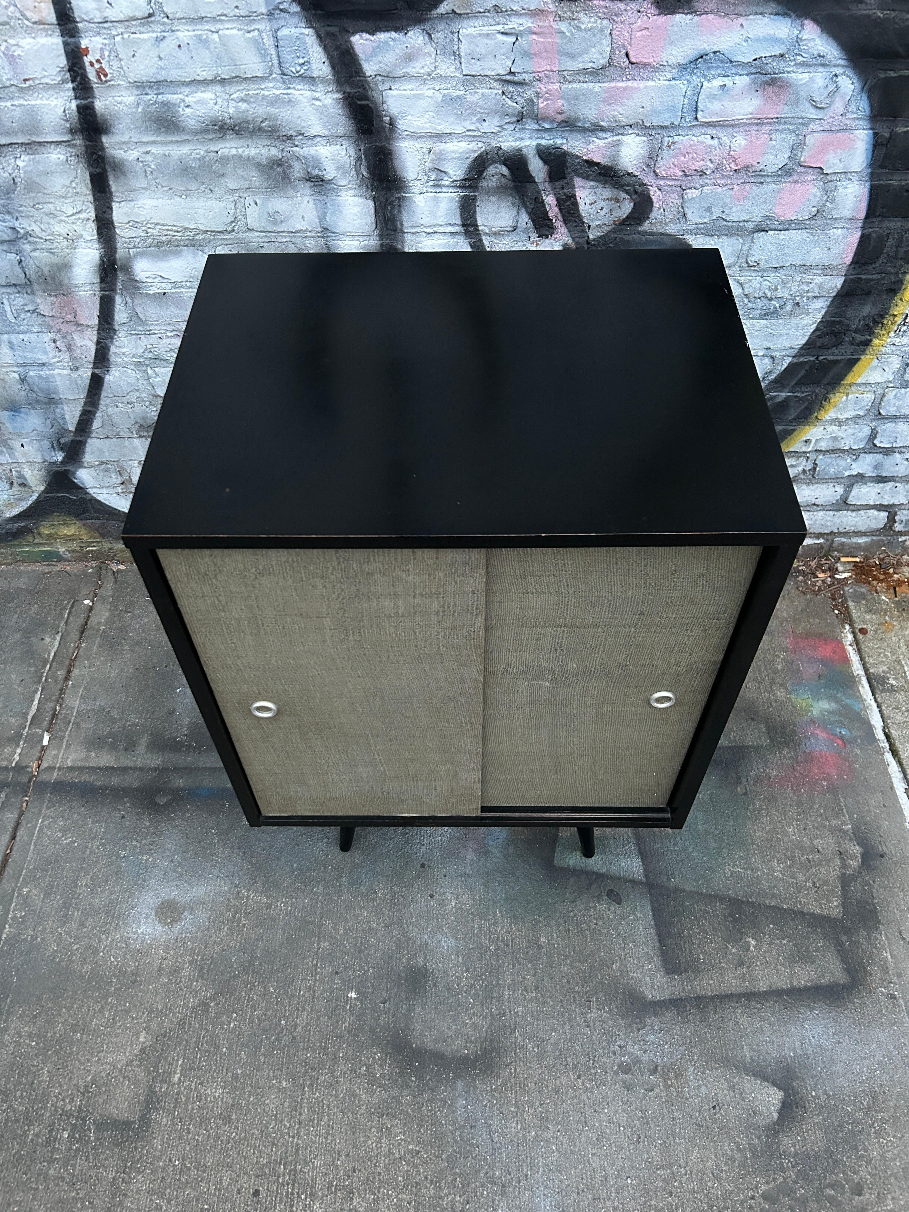 Mid-Century Modern Petite armoire du milieu du siècle par Paul McCobb circa 1950 Planner Group #1512 Noir en vente