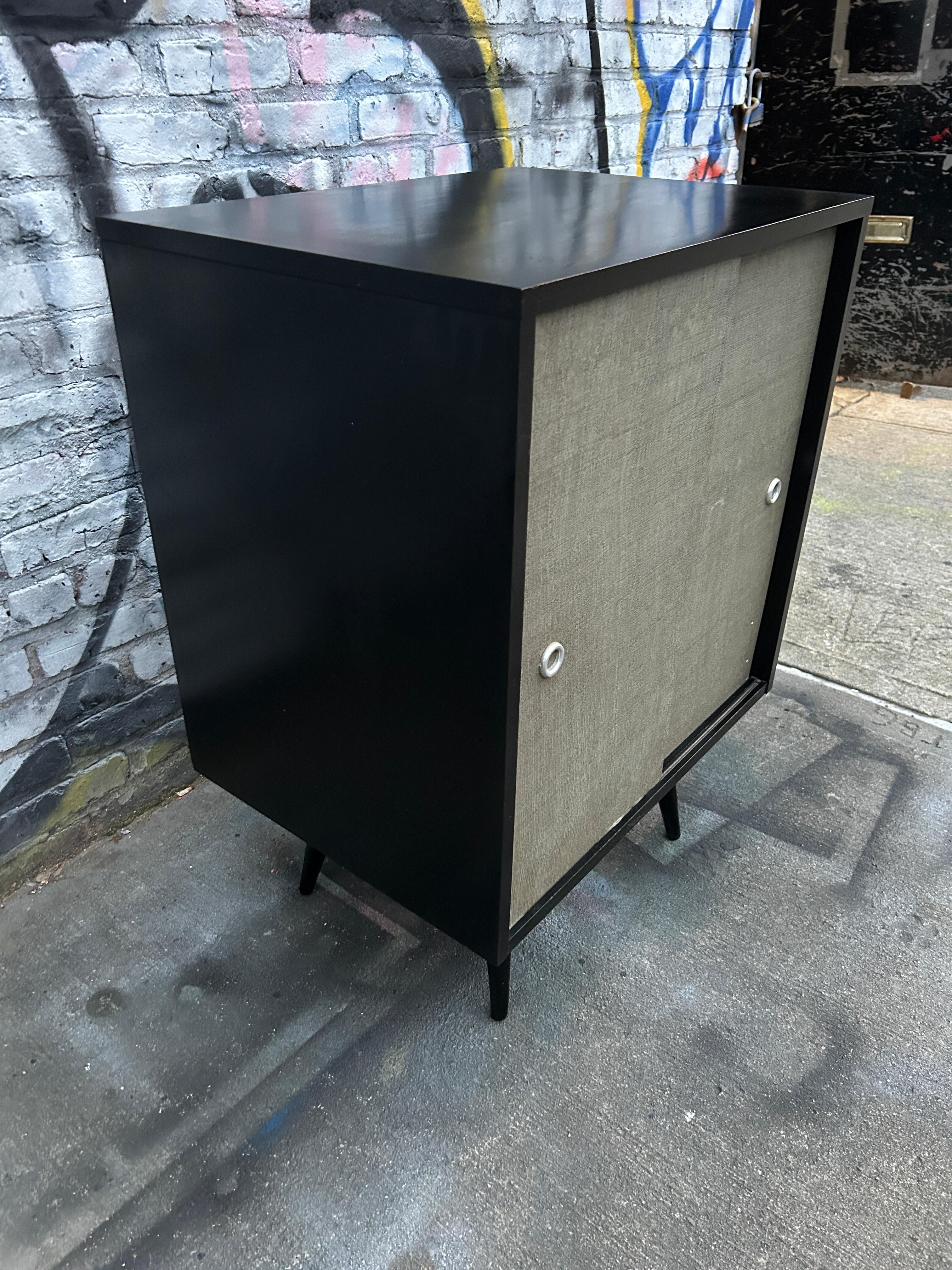 Américain Petite armoire du milieu du siècle par Paul McCobb circa 1950 Planner Group #1512 Noir en vente