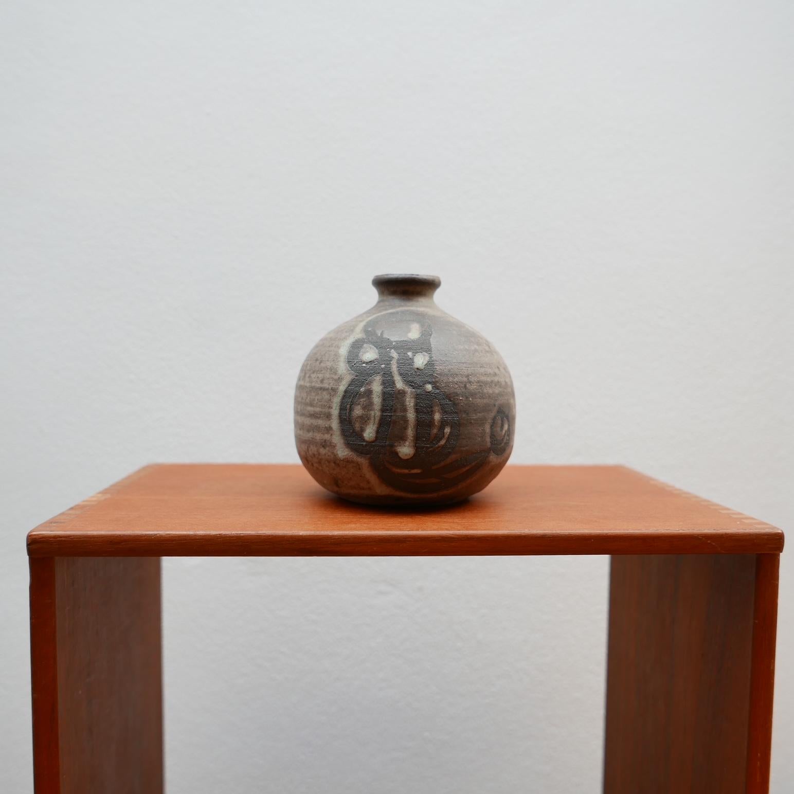 A small artist made ceramic vase or object.

Belgium, c1960s. 

Unusual desk top or shelf curio. 

Good condition. 

Location: London Gallery. 

Dimensions: 10 diameter x 10 height in cm. 

Delivery: POA.

 
