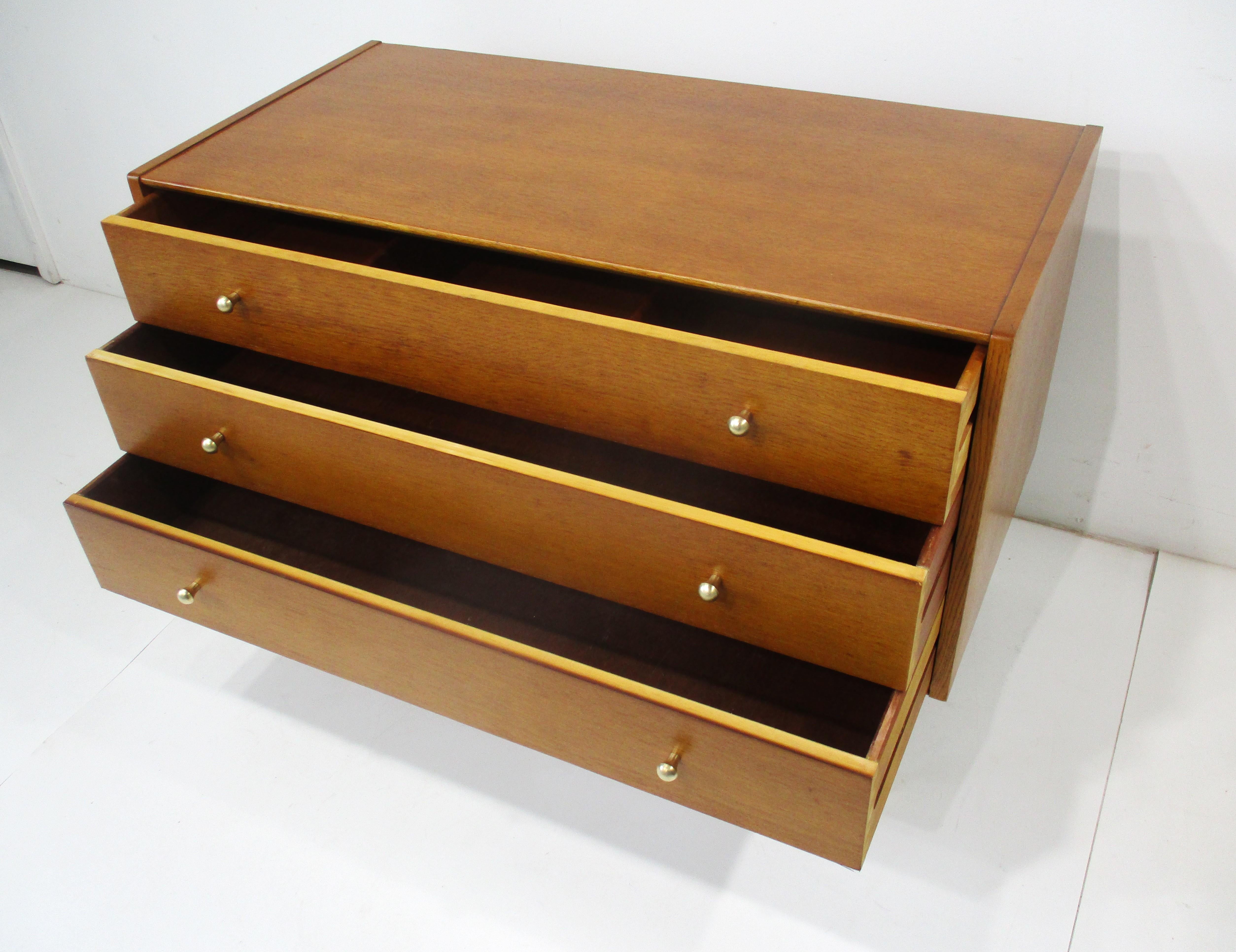 Plan G - V.B. Wilkins Mid Century Small Dresser / Chest London Bon état - En vente à Cincinnati, OH