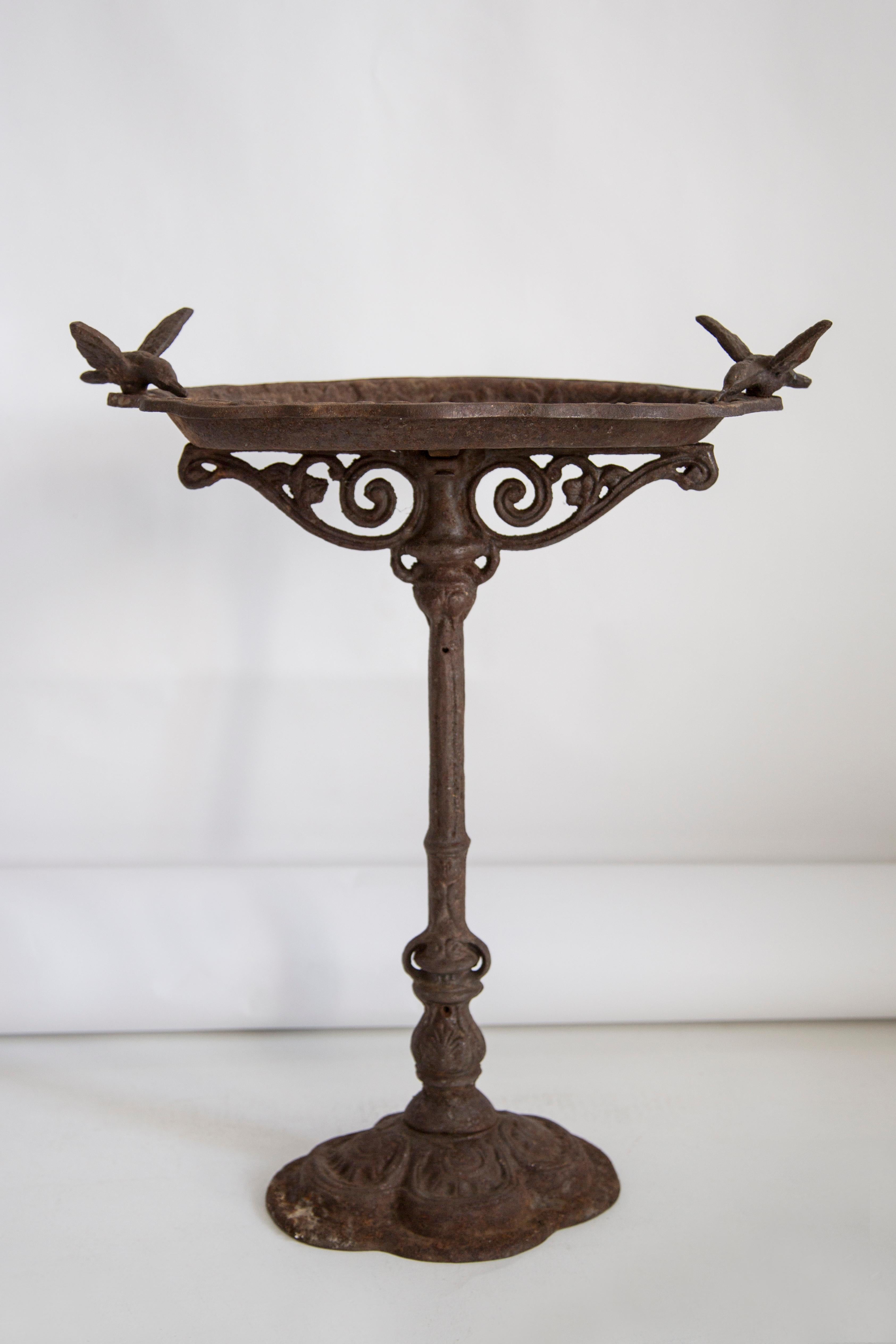 Fontaine en bronze italienne absolument magnifique 
Une allure classique complétée par les deux magnifiques oiseaux
J'aime les oiseaux représentés en train de boire sur le bord du bol principal. 
Les draperies classiques de la colonne centrale