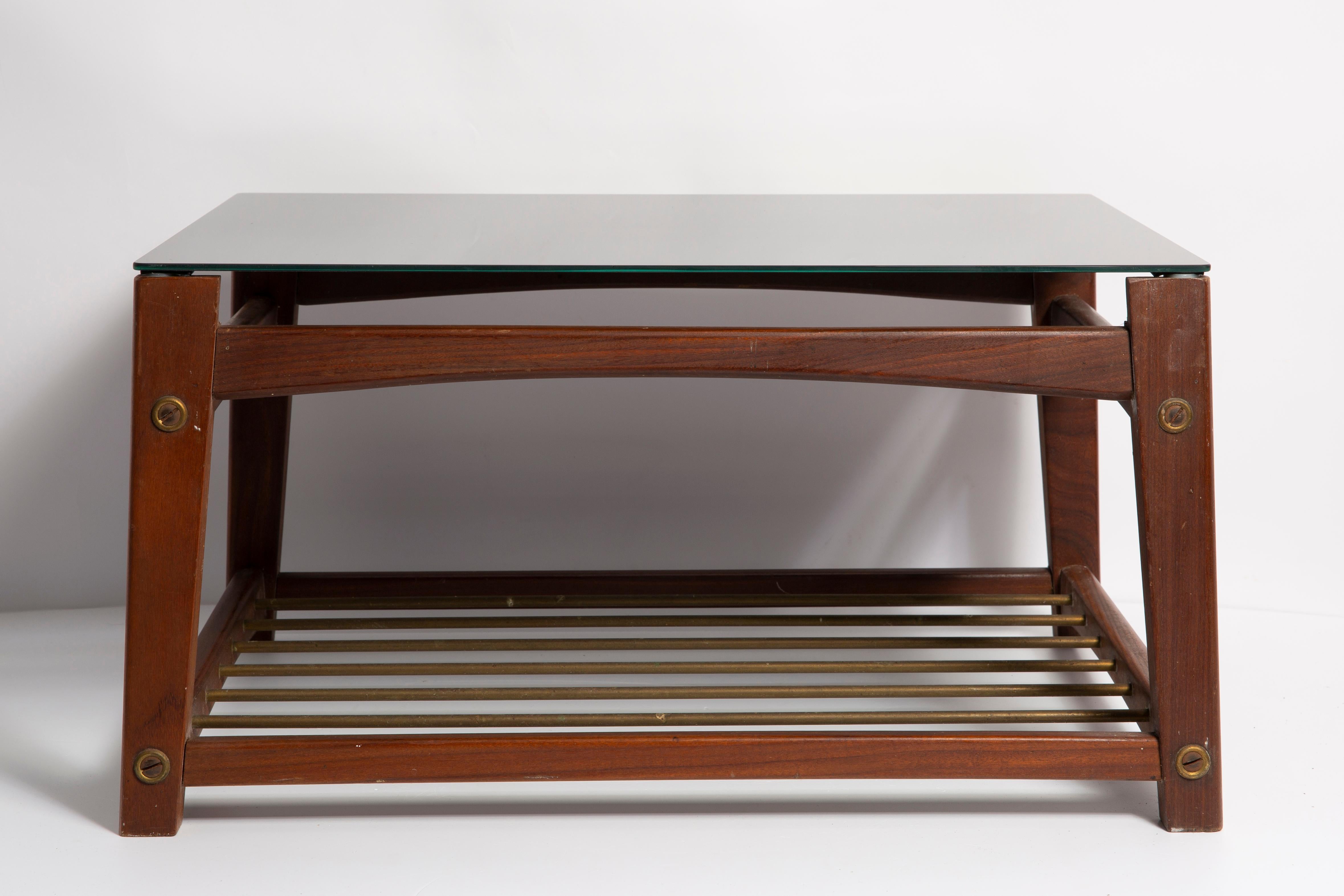 Mesa de centro pequeña de mediados de siglo, cristal negro y madera de teca, Suecia, años 60 Pintado a mano en venta