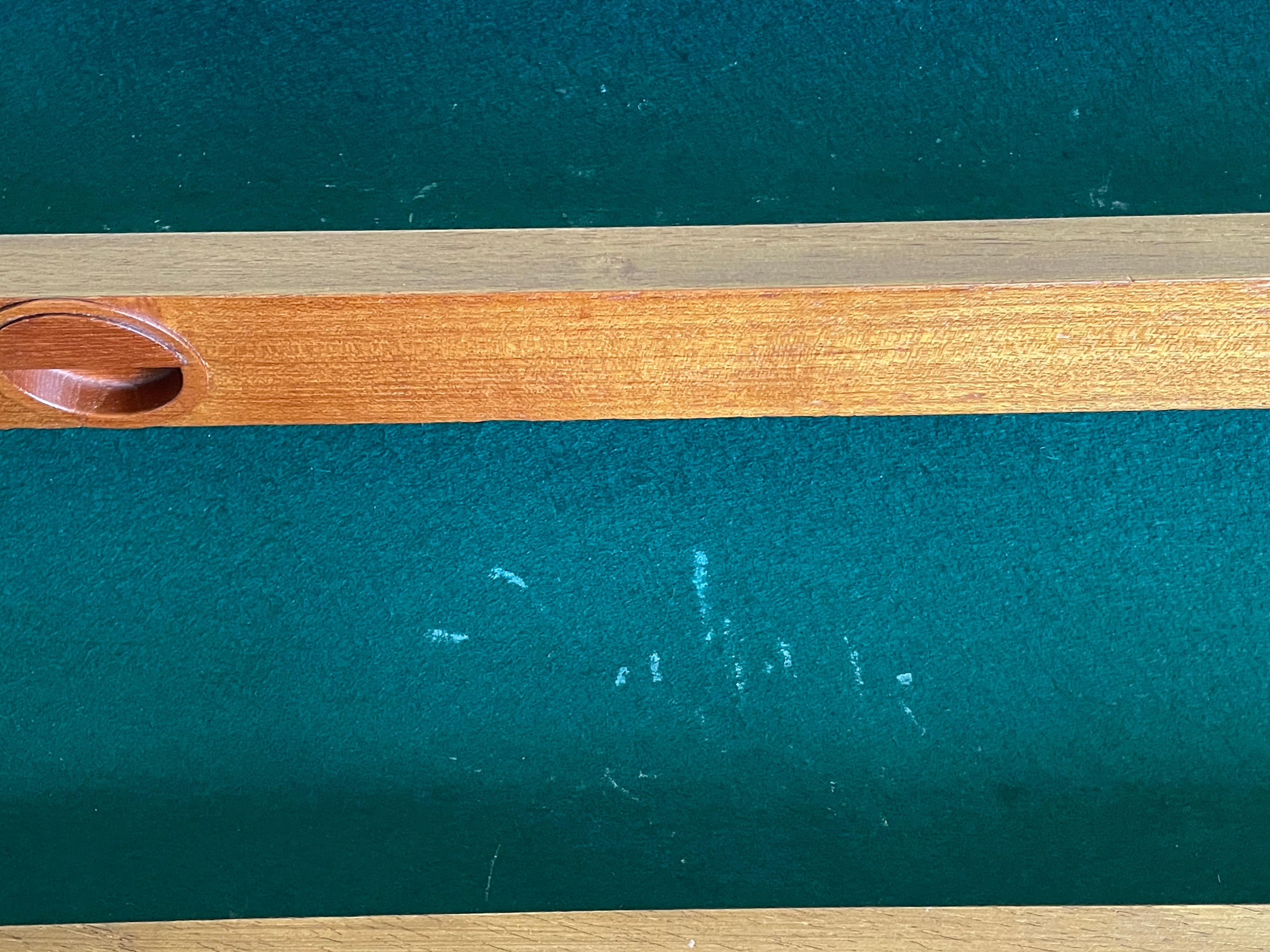 Kleines dänisches Sideboard aus Teakholz aus der Mitte des Jahrhunderts, fünf Schubladen für Besteck und Leinen im Angebot 1