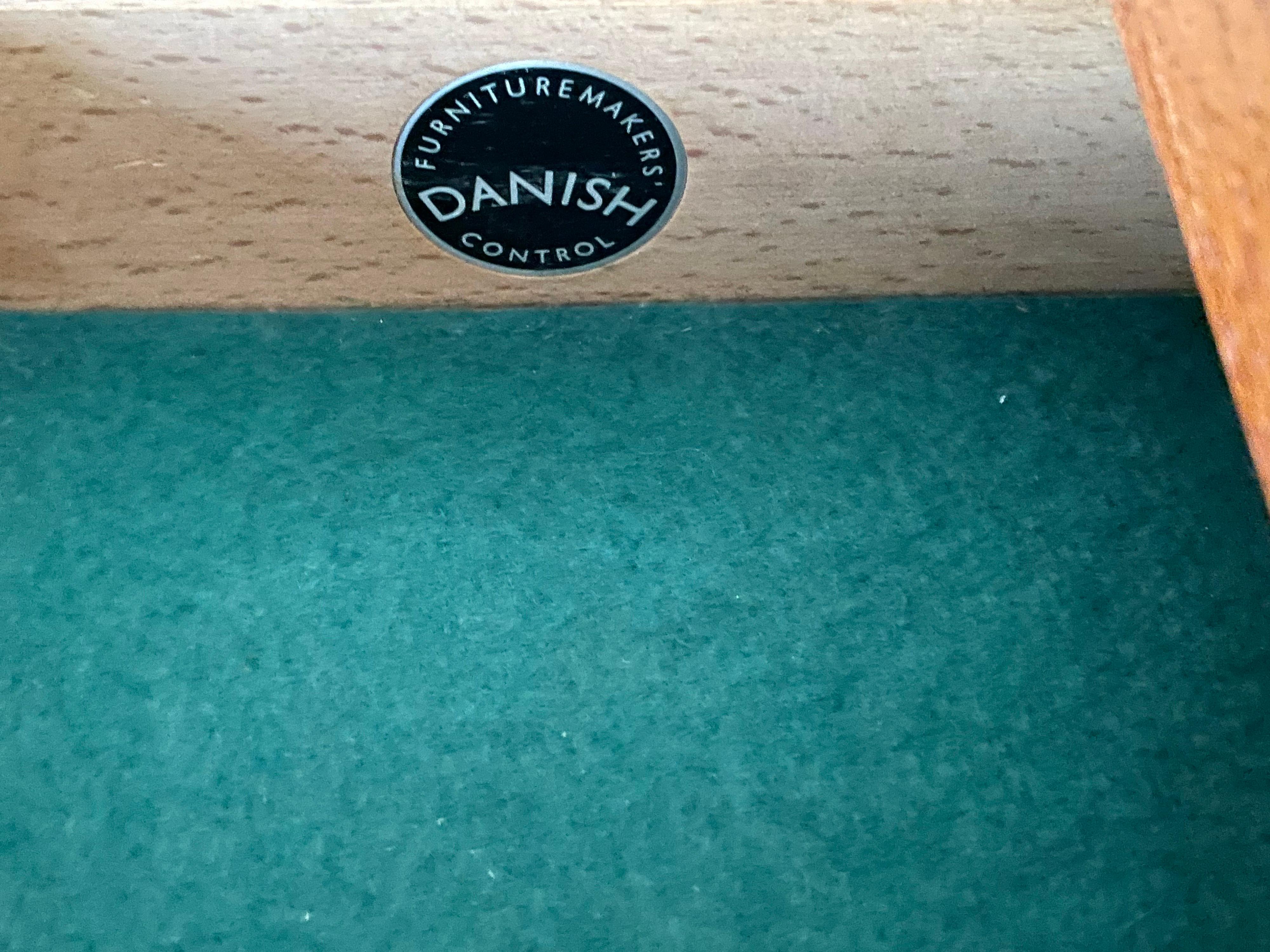 Kleines dänisches Sideboard aus Teakholz aus der Mitte des Jahrhunderts, fünf Schubladen für Besteck und Leinen im Angebot 2