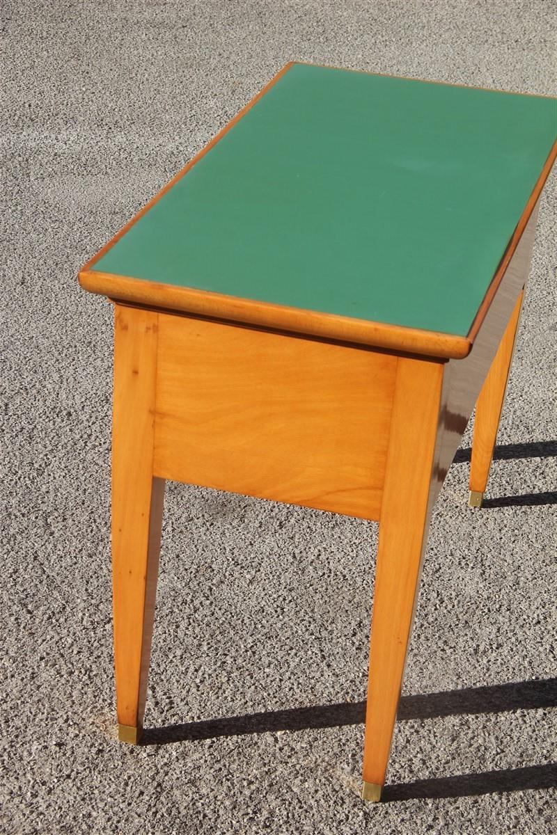 Kleiner Schreibtisch aus der Mitte des Jahrhunderts aus Buchenholz mit grüner Laminatplatte und Messingfuß (Mitte des 20. Jahrhunderts) im Angebot