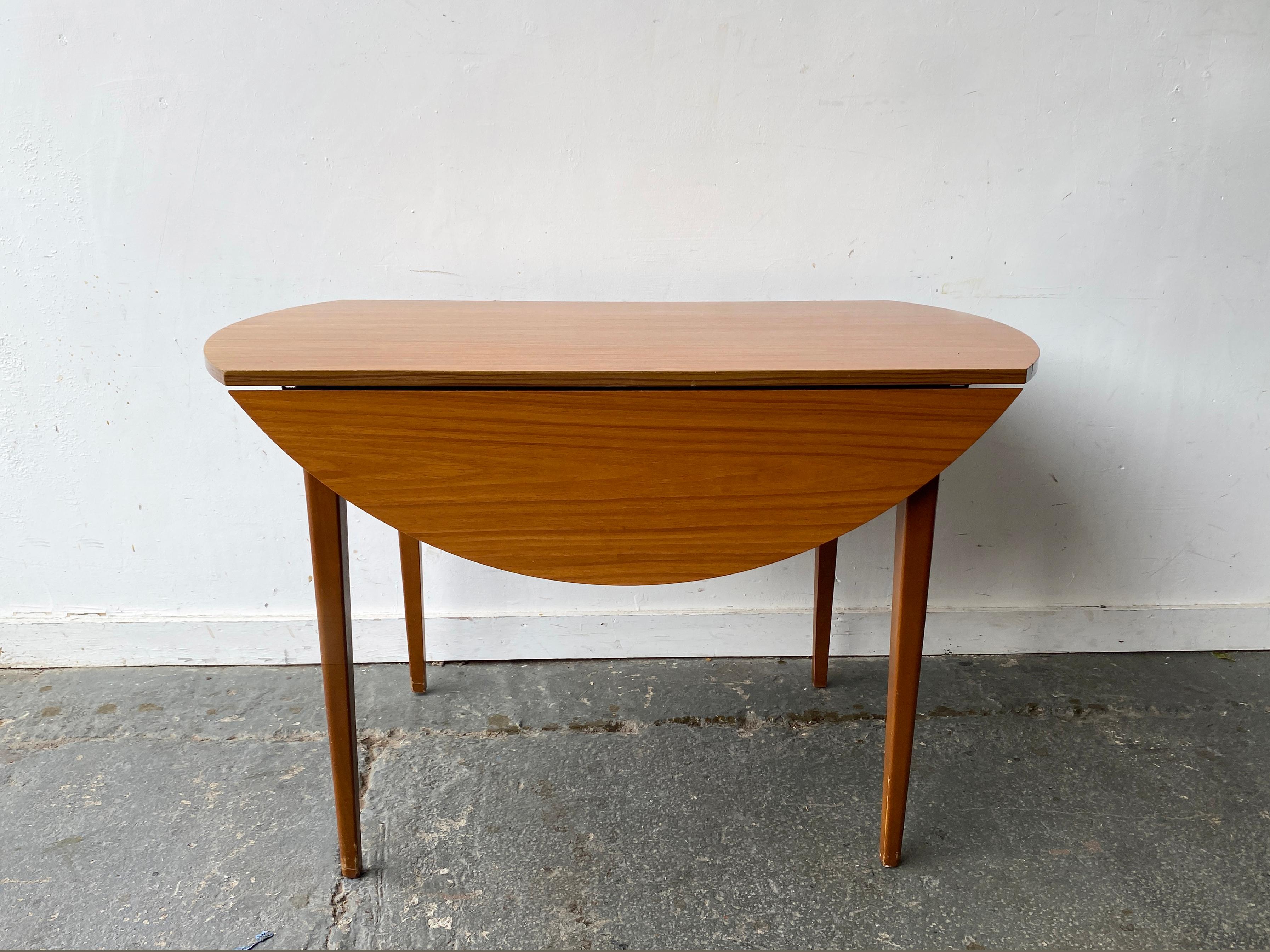 Mid-Century small drop leaf dining table with Formica top In Excellent Condition For Sale In London, GB