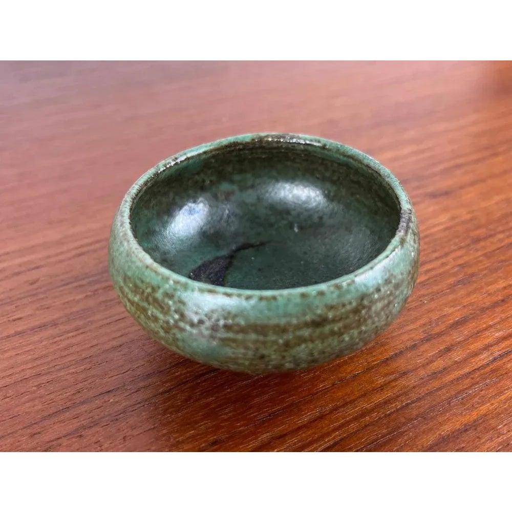 Ciotola in Studio Pottery tedesco di Janne Reckert Cordua, 1960, in ottime condizioni. Progettato tra il 1960 e il 1969 Questo pezzo ha un marchio di attribuzione.

Informazioni aggiuntive:
Materiali: Ceramica
Colore: marrone
Stili: Medioevo