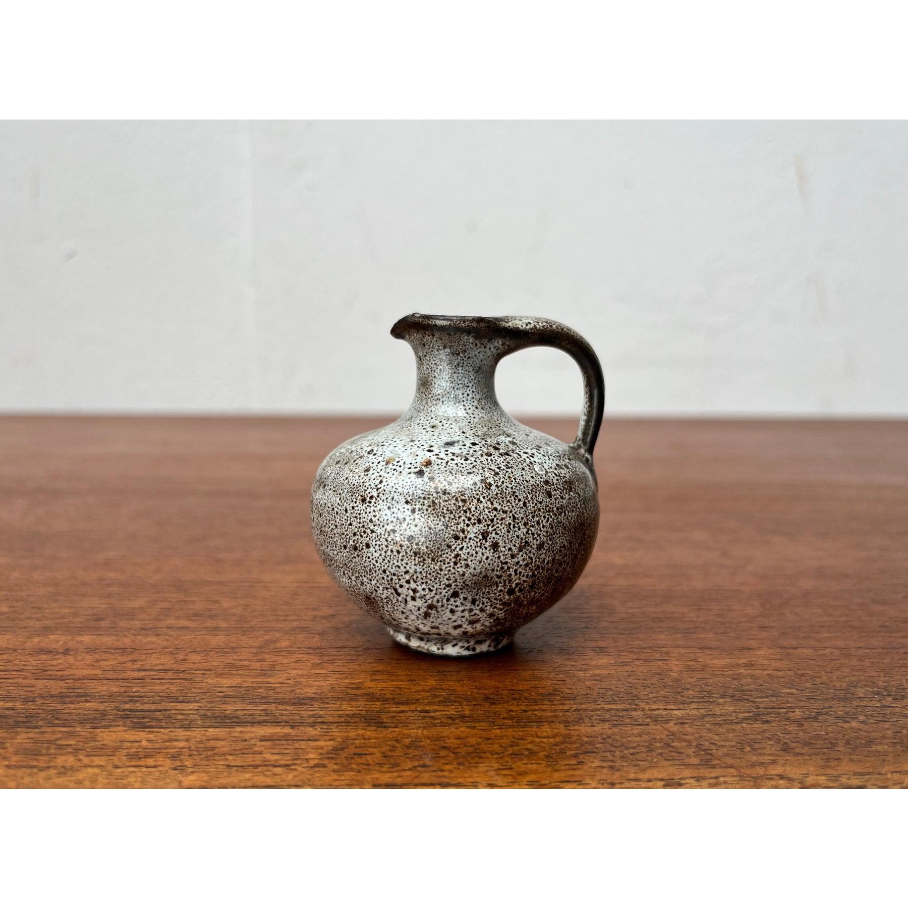 Piccolo vaso di metà secolo in Studio Pottery tedesco di Janne Reckert Cordua, anni '60, in ottime condizioni. Disegnato dal 1960 al 1969 Prove ufficiali di autenticità come cataloghi d'epoca, dischi di design.

Informazioni aggiuntive:
Materiali: