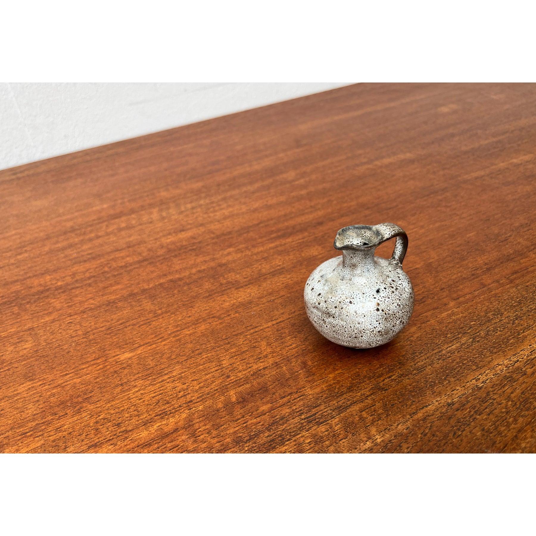 XX secolo Vaso a caraffa in Studio Pottery tedesco di Janne Reckert Cordua, anni '60, metà secolo. in vendita