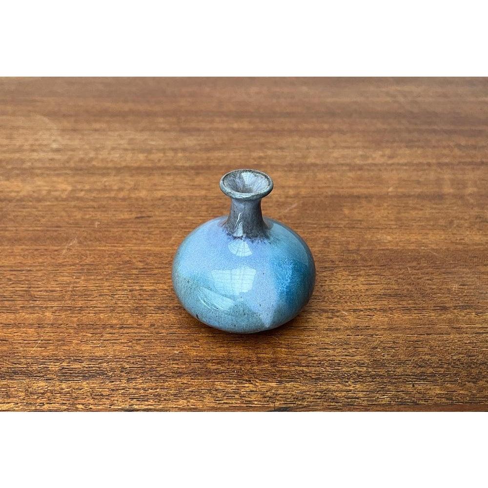 Mid-Century Small German Studio Pottery Vase von Janne Reckert-Cordua, 1960er Jahre, in sehr gutem Zustand. Entworfen 1960 bis 1969 Dieses Stück hat eine Zuordnungsmarke.

Zusätzliche Informationen:
MATERIALIEN: Keramik
Farbe: Blau
Stile: Moderne