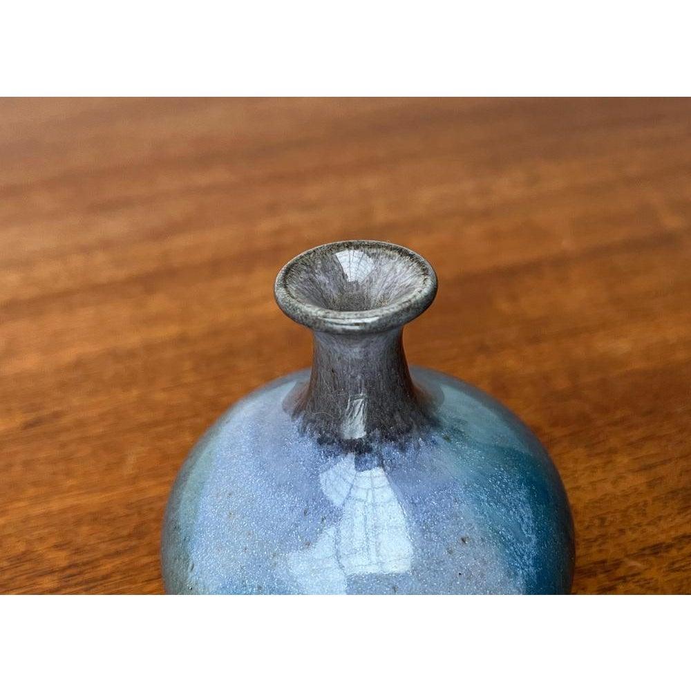 Kleine deutsche Studio-Keramikvase aus der Mitte des Jahrhunderts von Janne Reckert-Cordua, 1960er Jahre (20. Jahrhundert) im Angebot