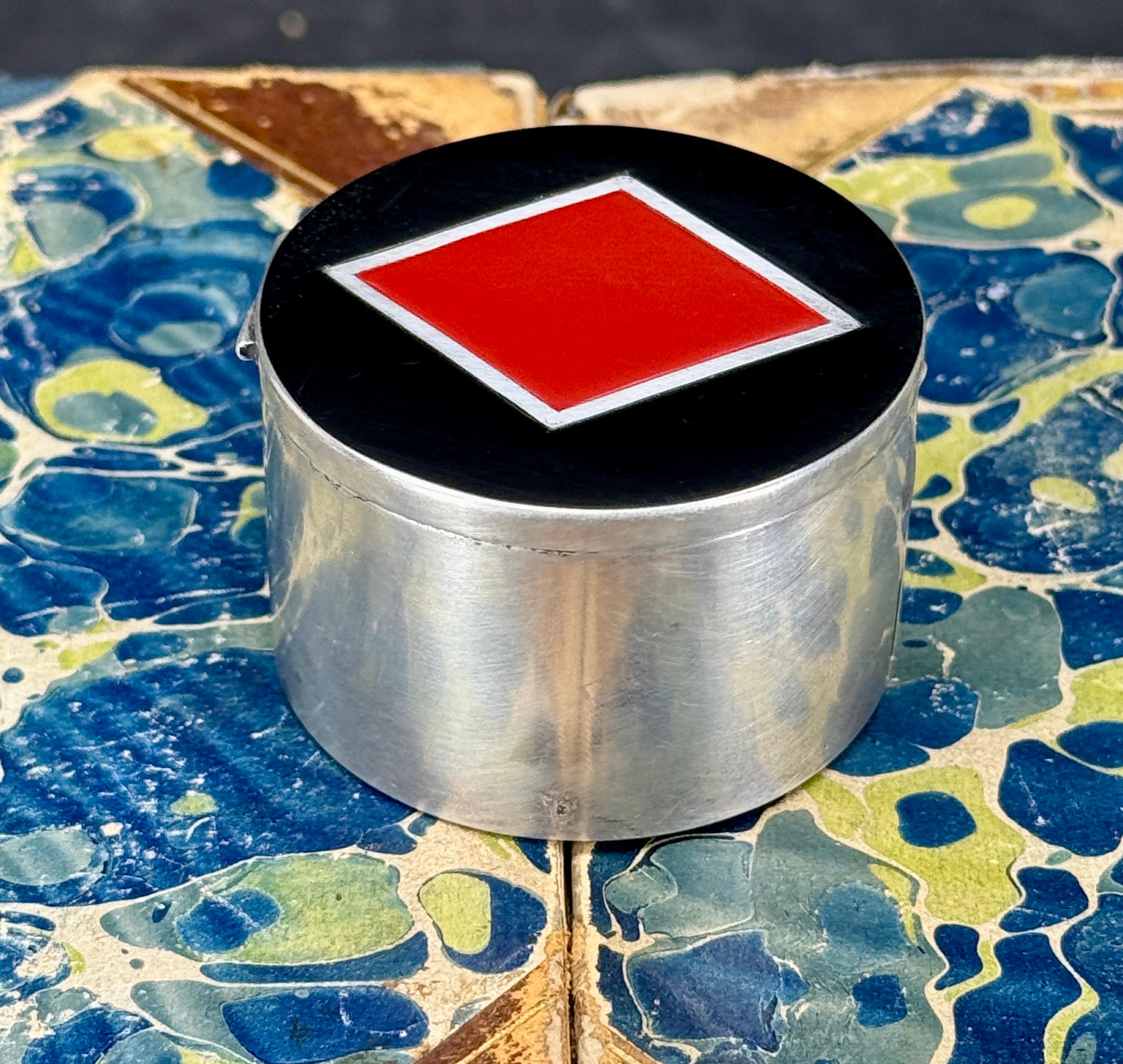 Caja pequeña de mediados de siglo de metal dorado esmaltado con diamantes rojos en venta 8