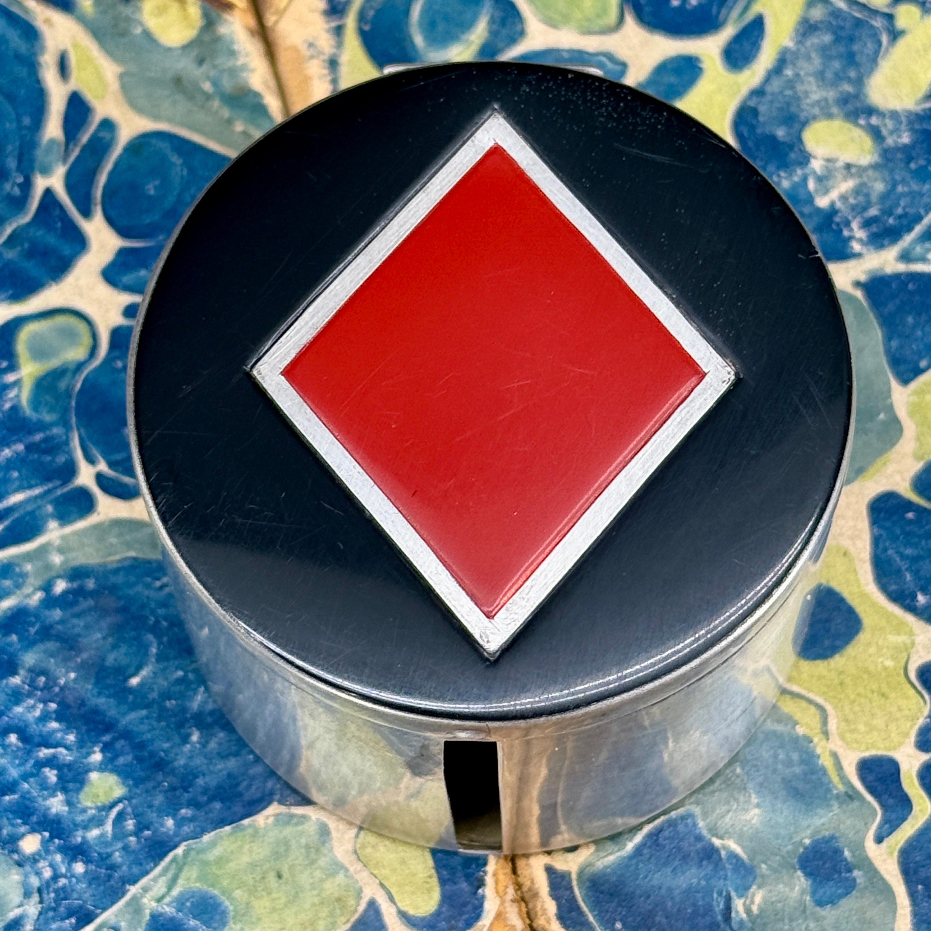 Caja pequeña de mediados de siglo de metal dorado esmaltado con diamantes rojos Hecho a mano en venta