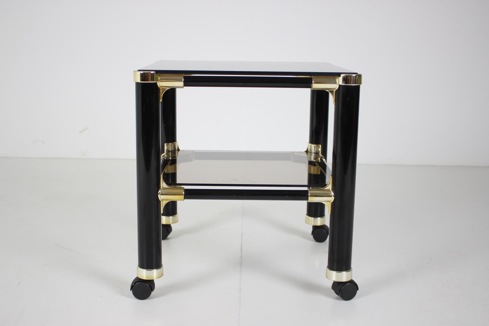 Mid-Century Modern Midcentury Small Glass Table, Vet for, Italy For Sale