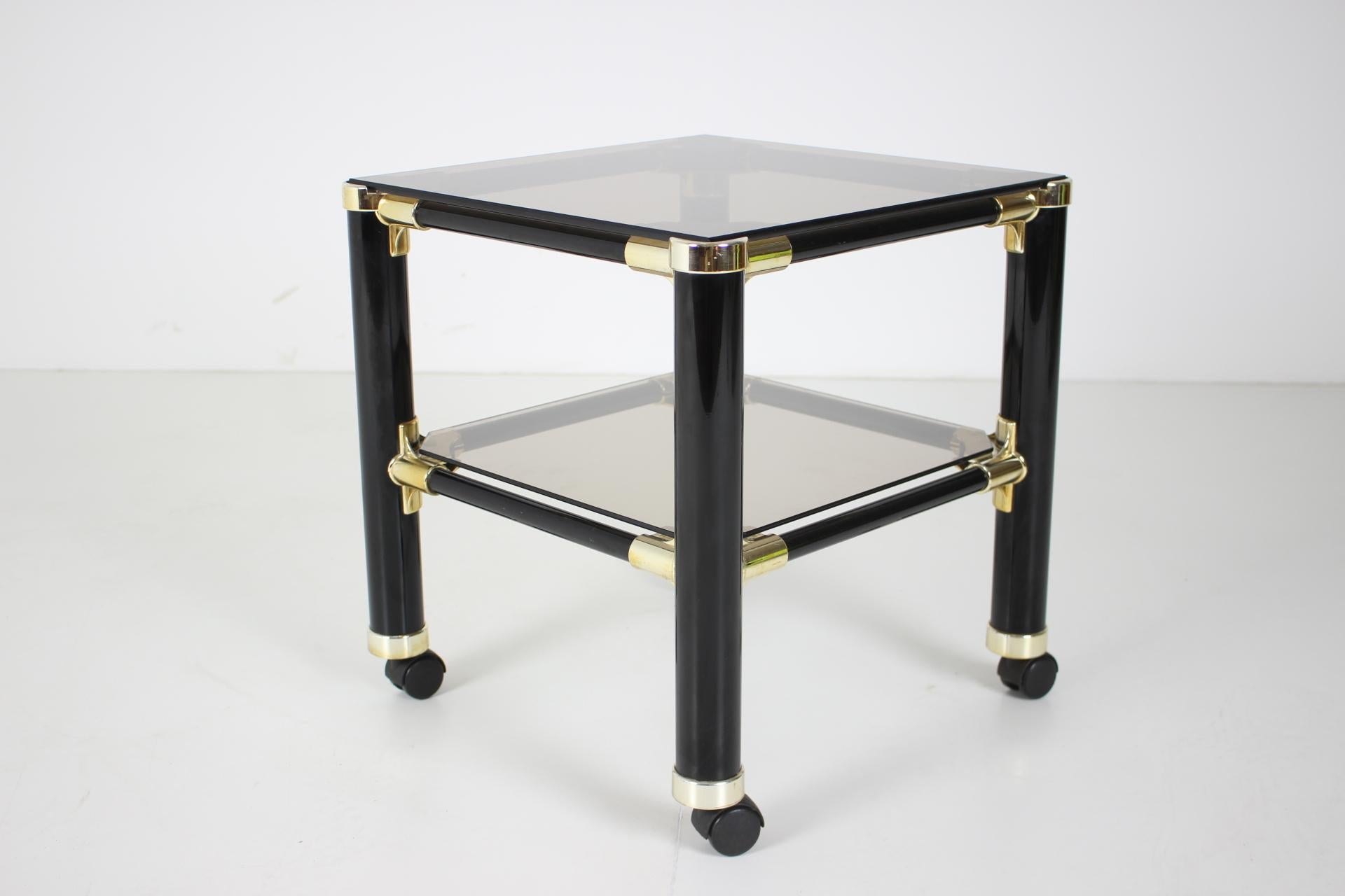 Italian Midcentury Small Glass Table, Vet for, Italy For Sale