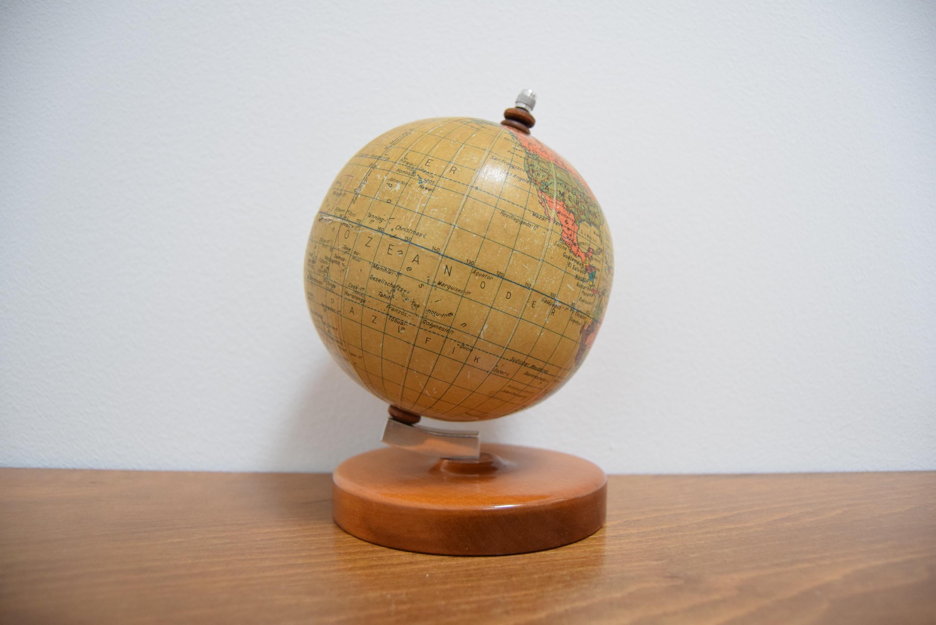 Kleiner Globus aus der Mitte des Jahrhunderts mit Holzsockel, von Prof Paul Rath, 1950er Jahre (Moderne der Mitte des Jahrhunderts) im Angebot