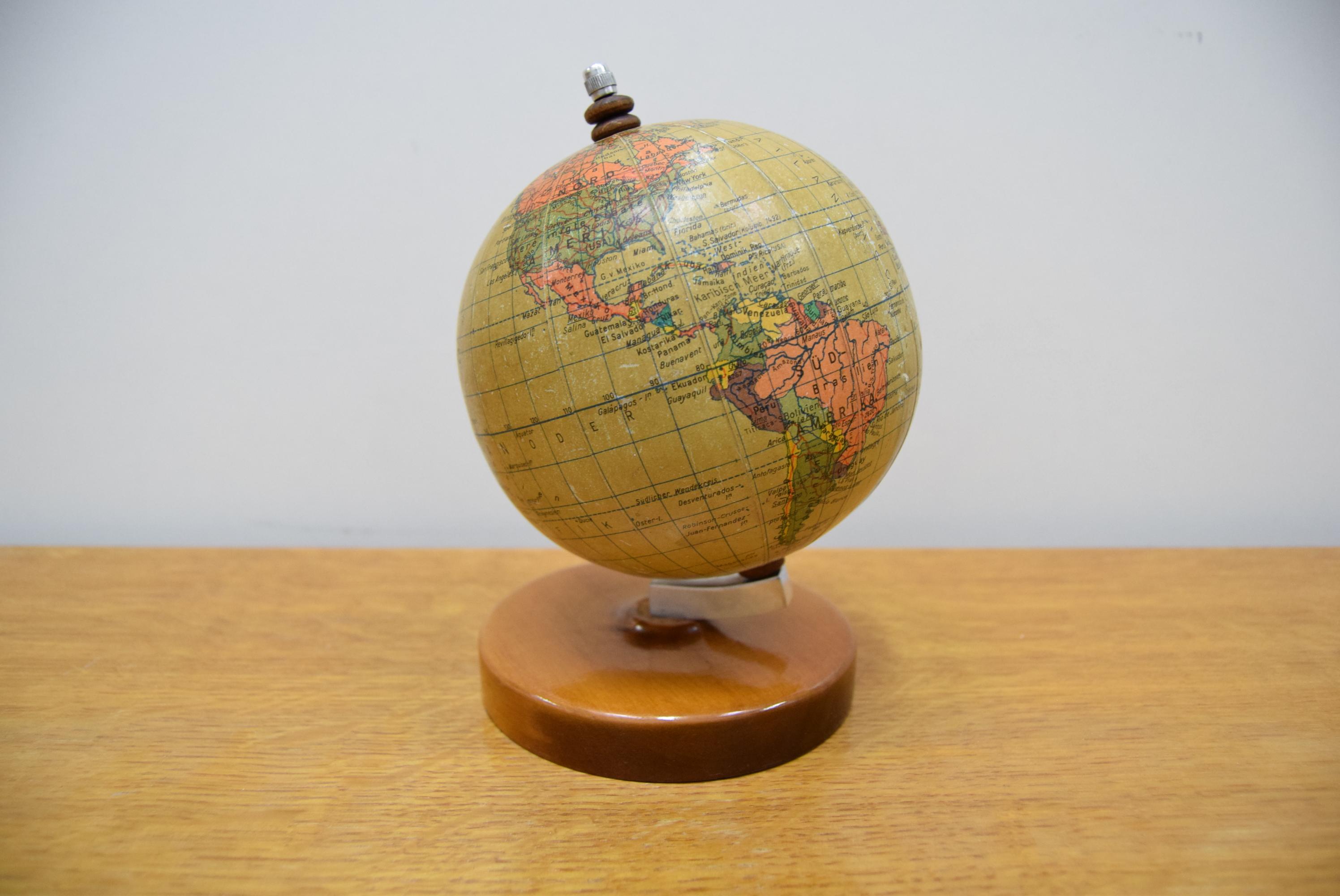 Kleiner Globus aus der Mitte des Jahrhunderts mit Holzsockel, von Prof Paul Rath, 1950er Jahre (Deutsch) im Angebot