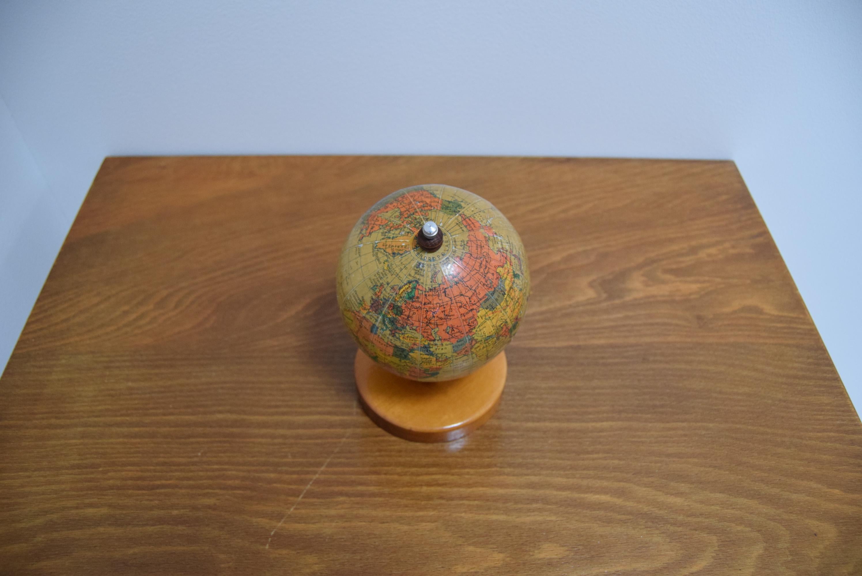 Kleiner Globus aus der Mitte des Jahrhunderts mit Holzsockel, von Prof Paul Rath, 1950er Jahre im Zustand „Gut“ im Angebot in Praha, CZ