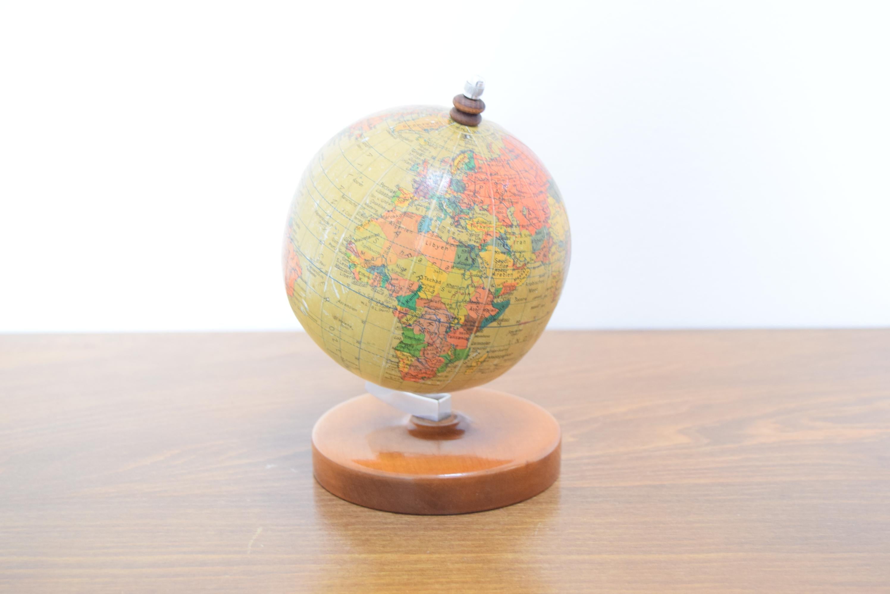 Kleiner Globus aus der Mitte des Jahrhunderts mit Holzsockel, von Prof Paul Rath, 1950er Jahre (Mitte des 20. Jahrhunderts) im Angebot