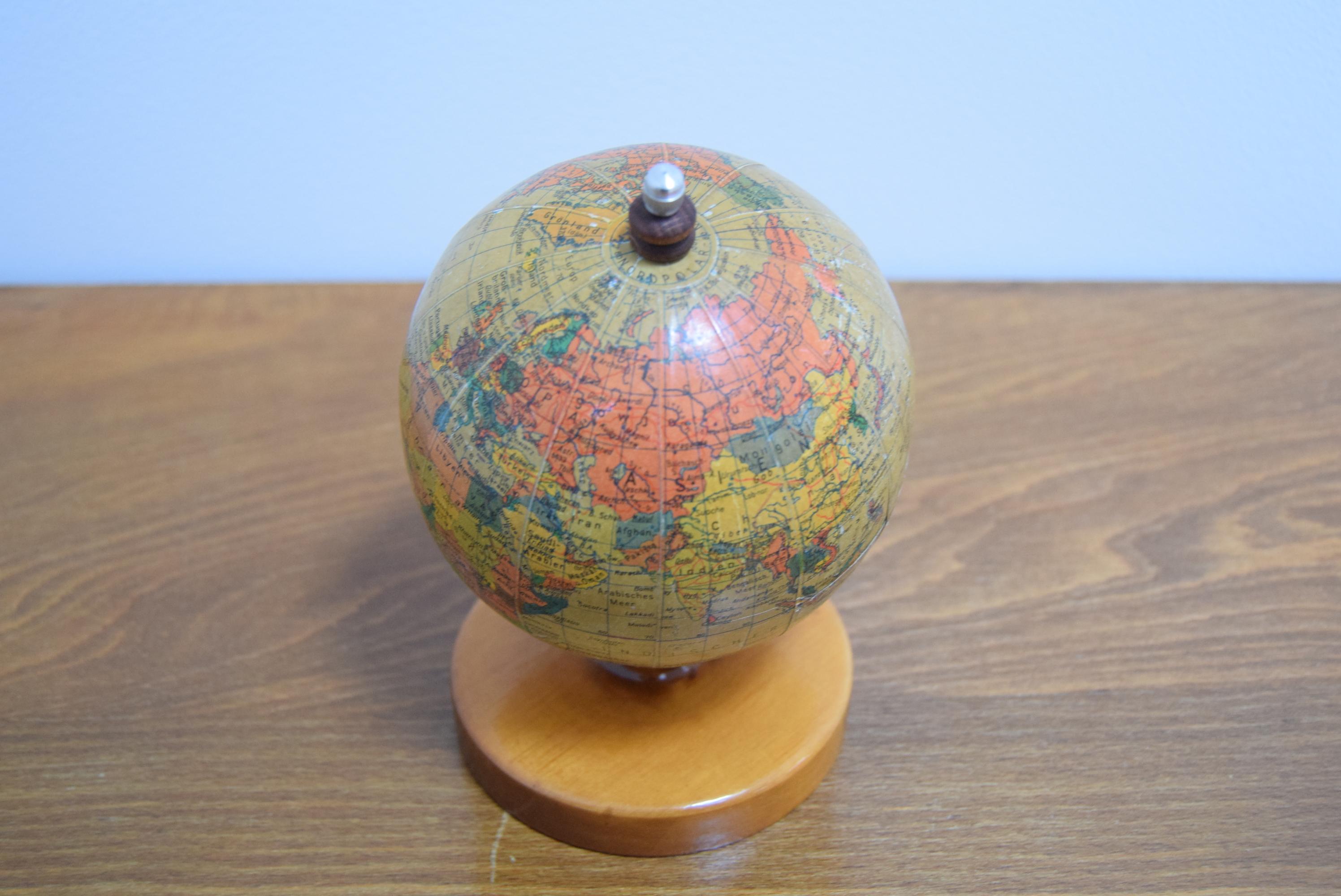 Kleiner Globus aus der Mitte des Jahrhunderts mit Holzsockel, von Prof Paul Rath, 1950er Jahre im Angebot 1