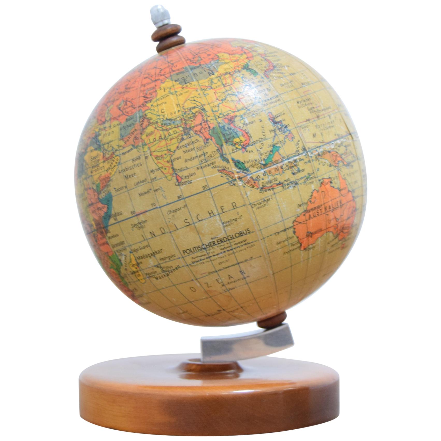 Kleiner Globus aus der Mitte des Jahrhunderts mit Holzsockel, von Prof Paul Rath, 1950er Jahre im Angebot