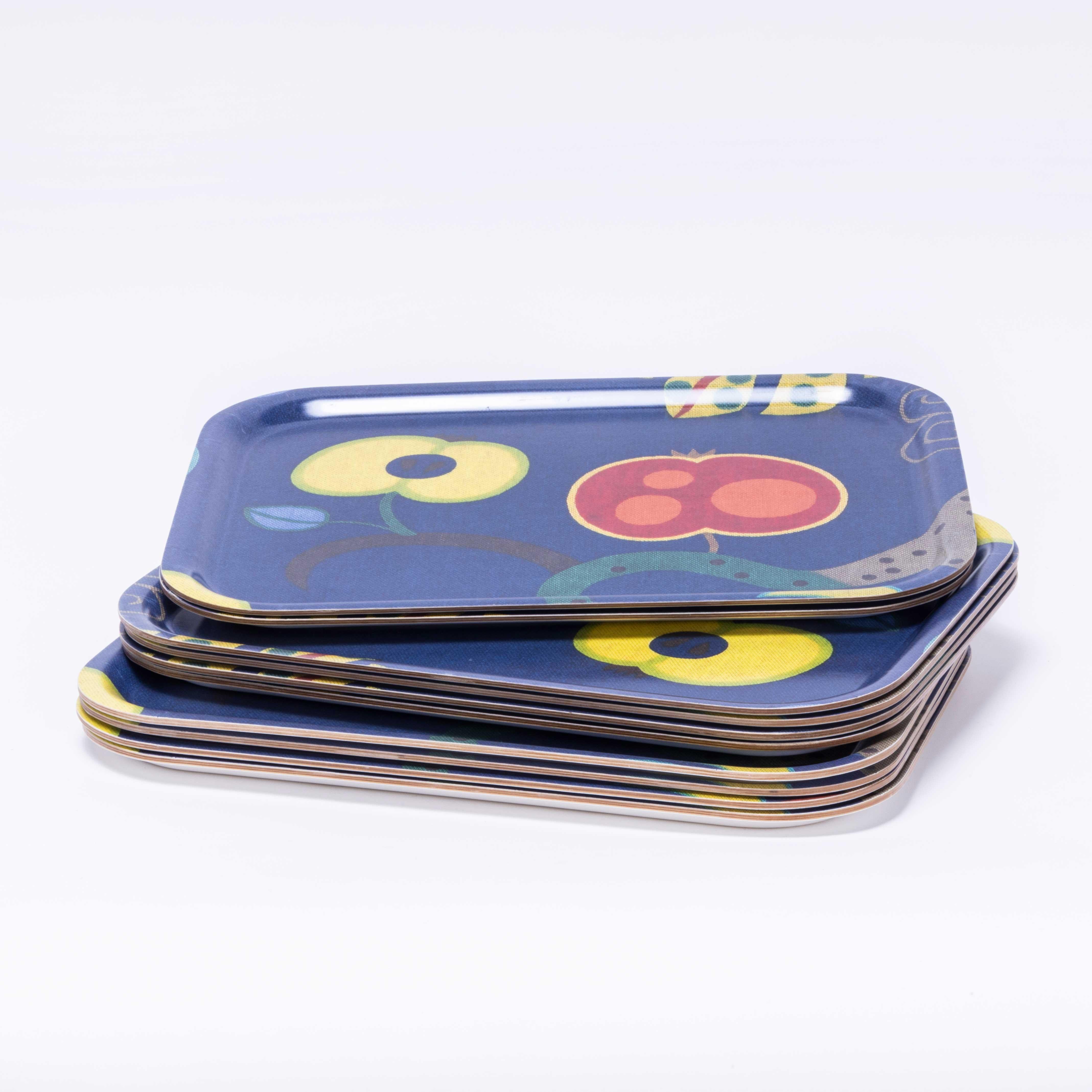 Mid Century Small Graphics Drinks Tray - By Ton. 

Sie erinnern an Marimekko, die ihre finnische Öltuchfabrik mit kühnen Blumengrafiken neu erfunden haben, aber die Tabletts wurden von der tschechischen Firma Ton aus dampfgebogener, laminierter