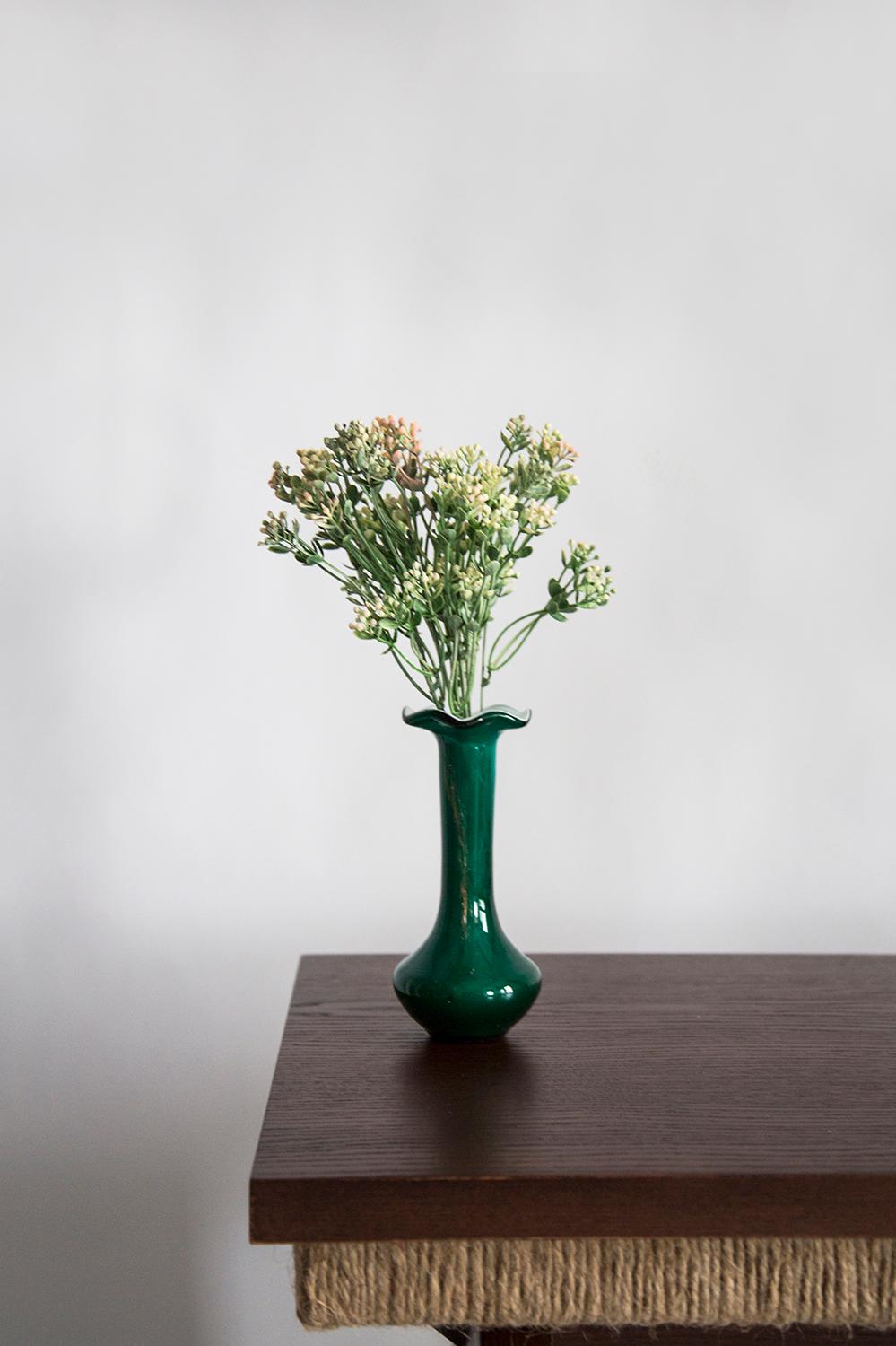 Petit vase décoratif vert du milieu du siècle, Europe, années 1960 en vente 3