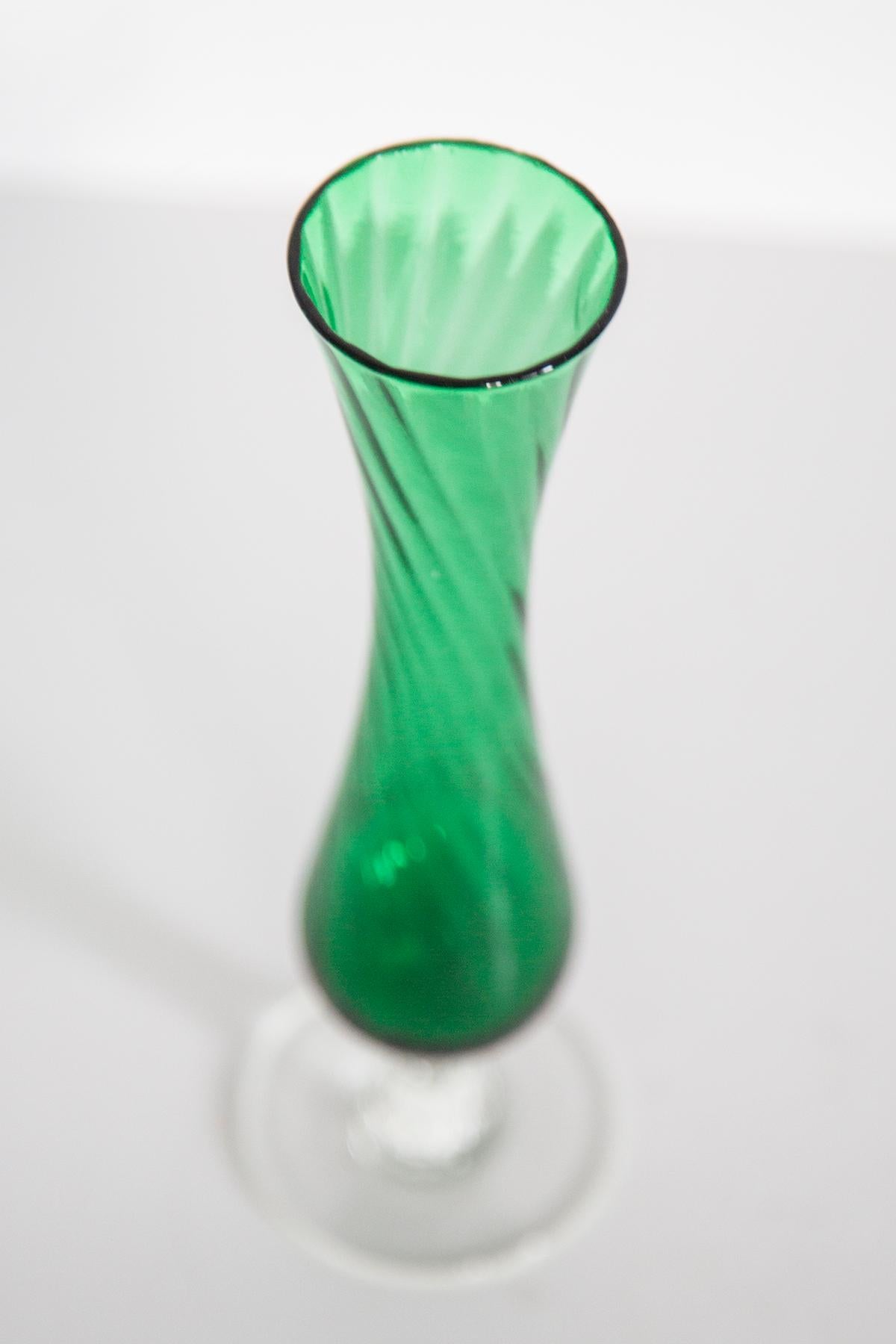 Petit vase décoratif vert du milieu du siècle, Europe, années 1960 en vente 3