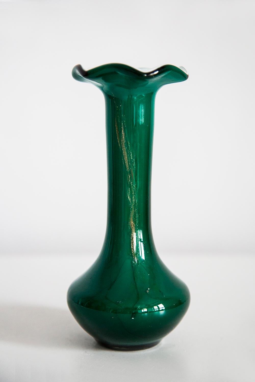 Mid Century Small Green Decorative Glass Vase, Europe, 1960s In Good Condition For Sale In 05-080 Hornowek, PL
