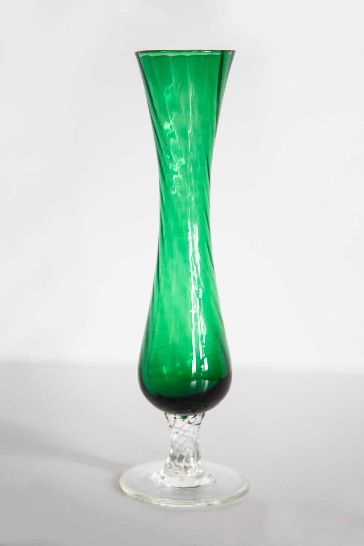 Petit vase décoratif vert du milieu du siècle, Europe, années 1960 Bon état - En vente à 05-080 Hornowek, PL