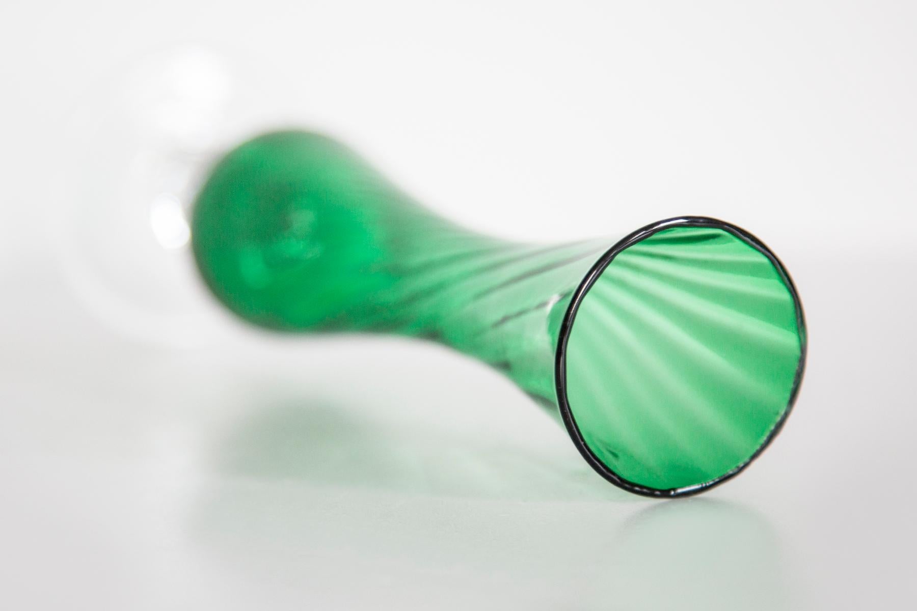 Verre Petit vase décoratif vert du milieu du siècle, Europe, années 1960 en vente