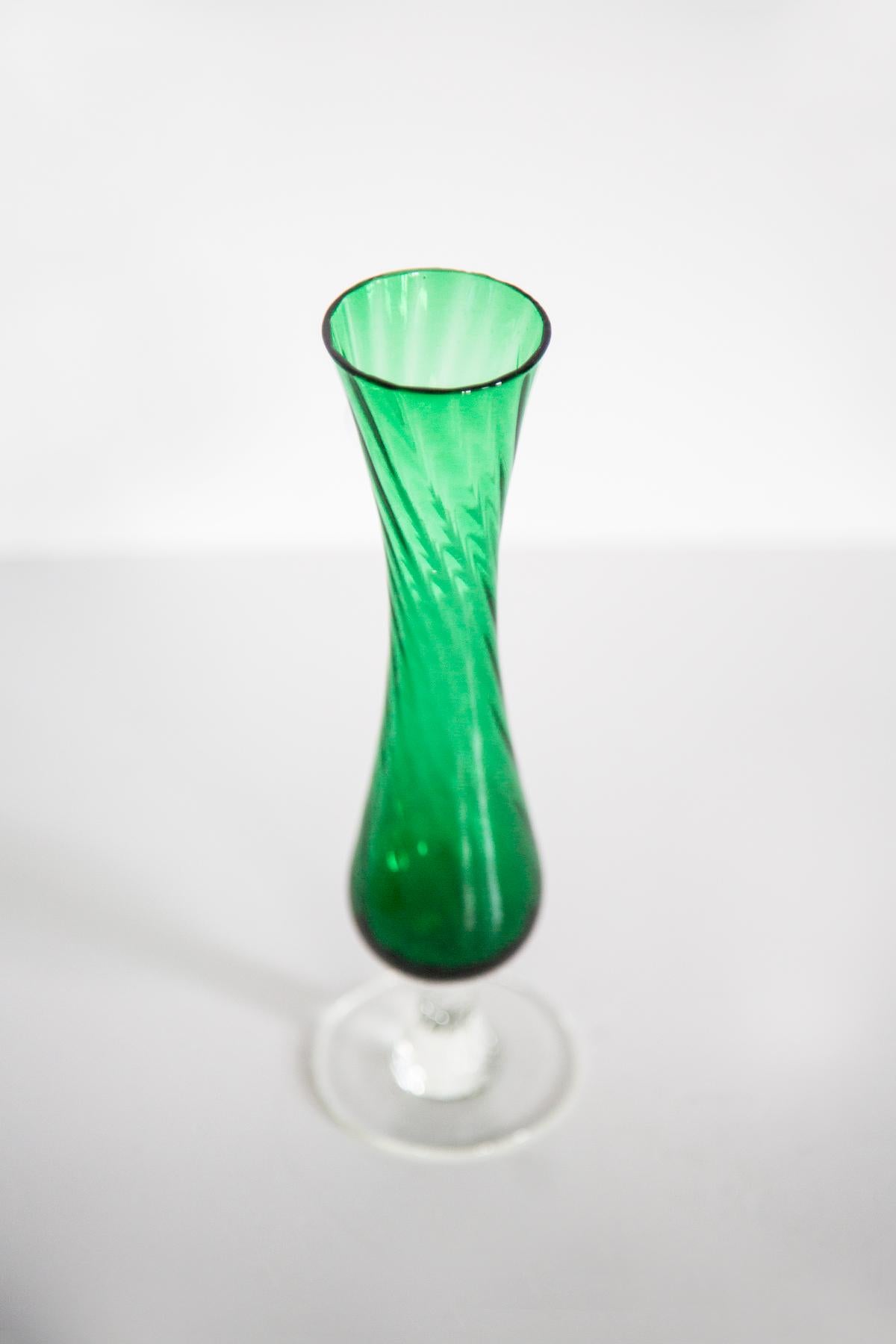 Petit vase décoratif vert du milieu du siècle, Europe, années 1960 en vente 2