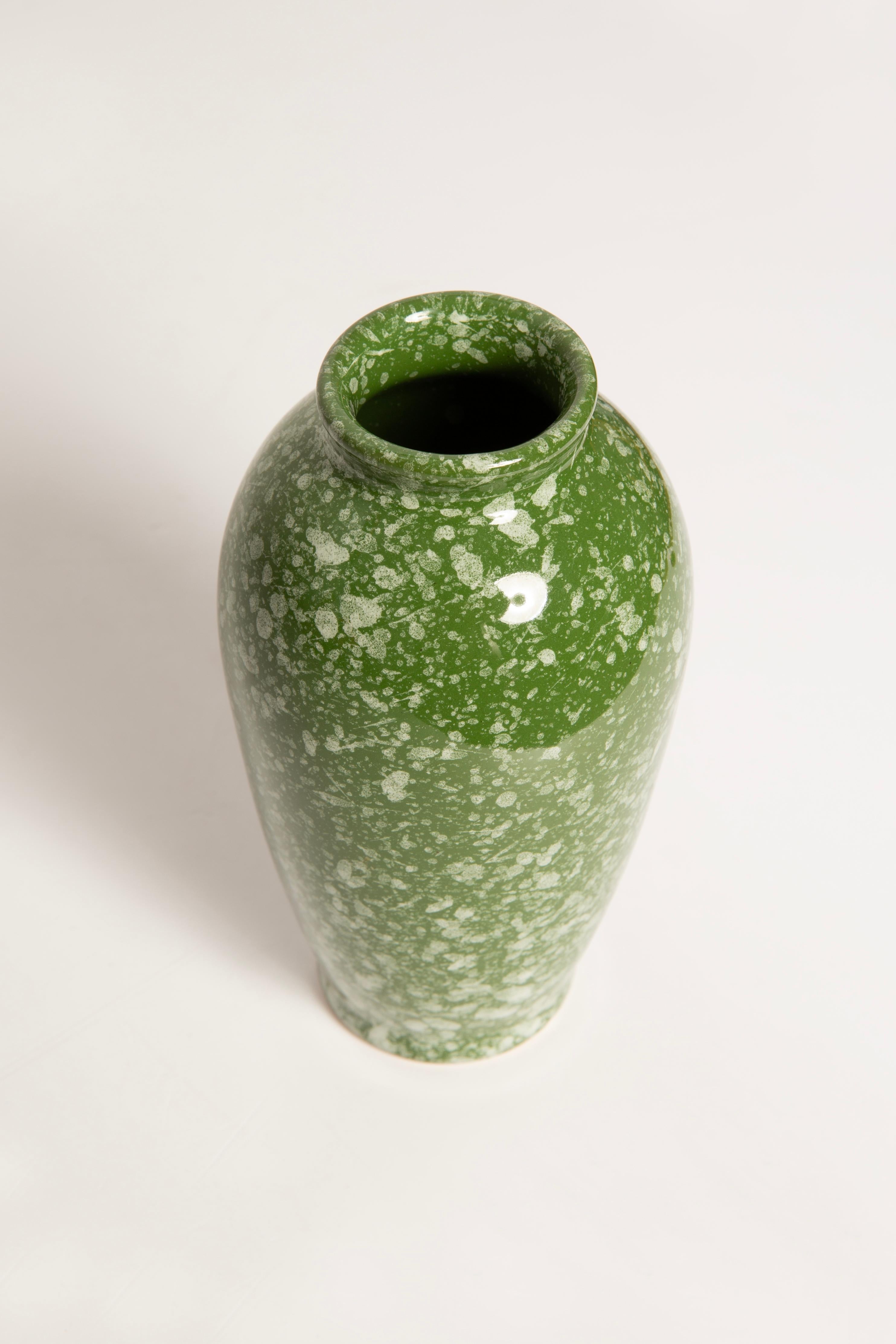 Jarrón pequeño de porcelana verde de mediados de siglo, pintado a mano, Europa, años 60 en venta 3