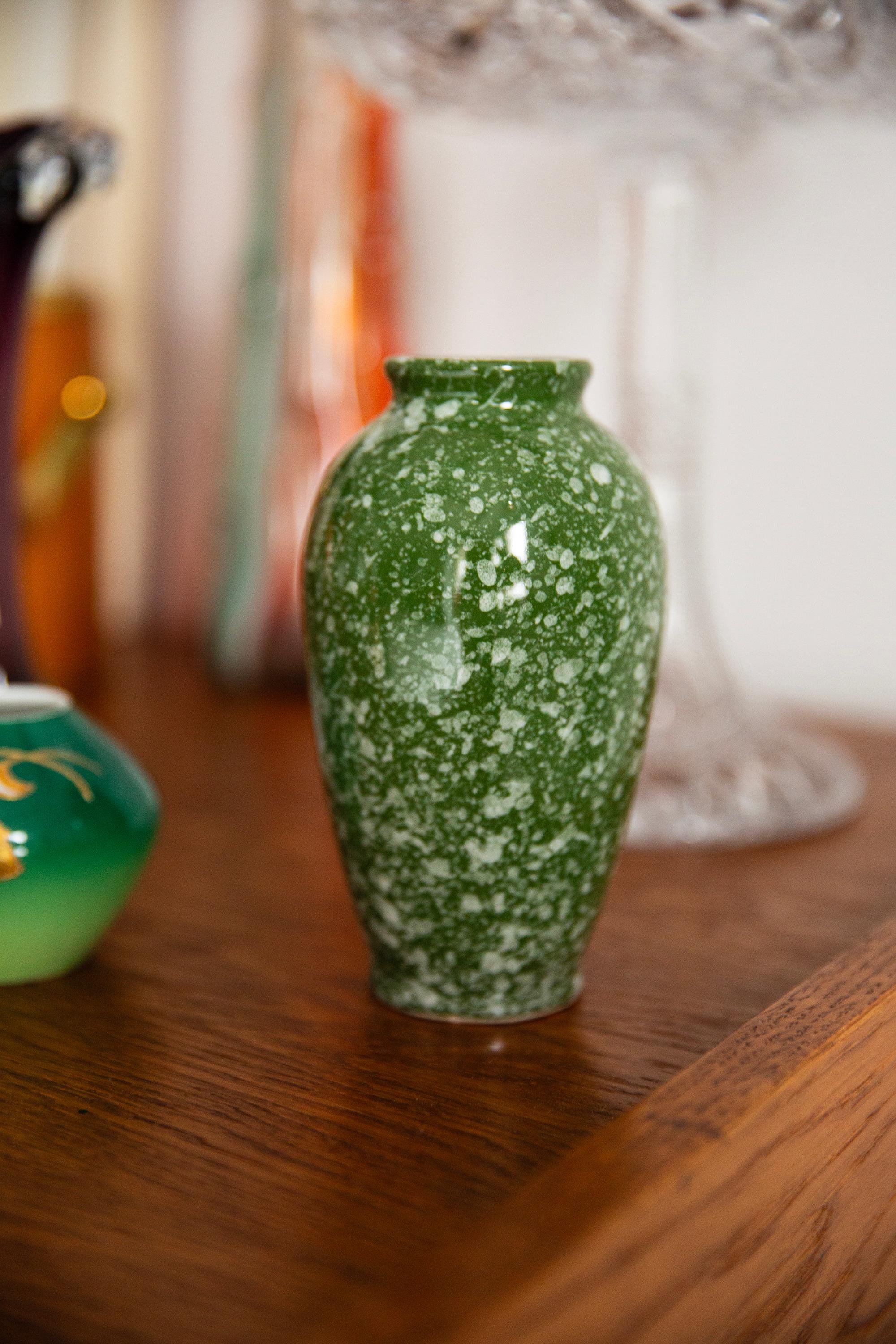 Jarrón pequeño de porcelana verde de mediados de siglo, pintado a mano, Europa, años 60 Pintado a mano en venta