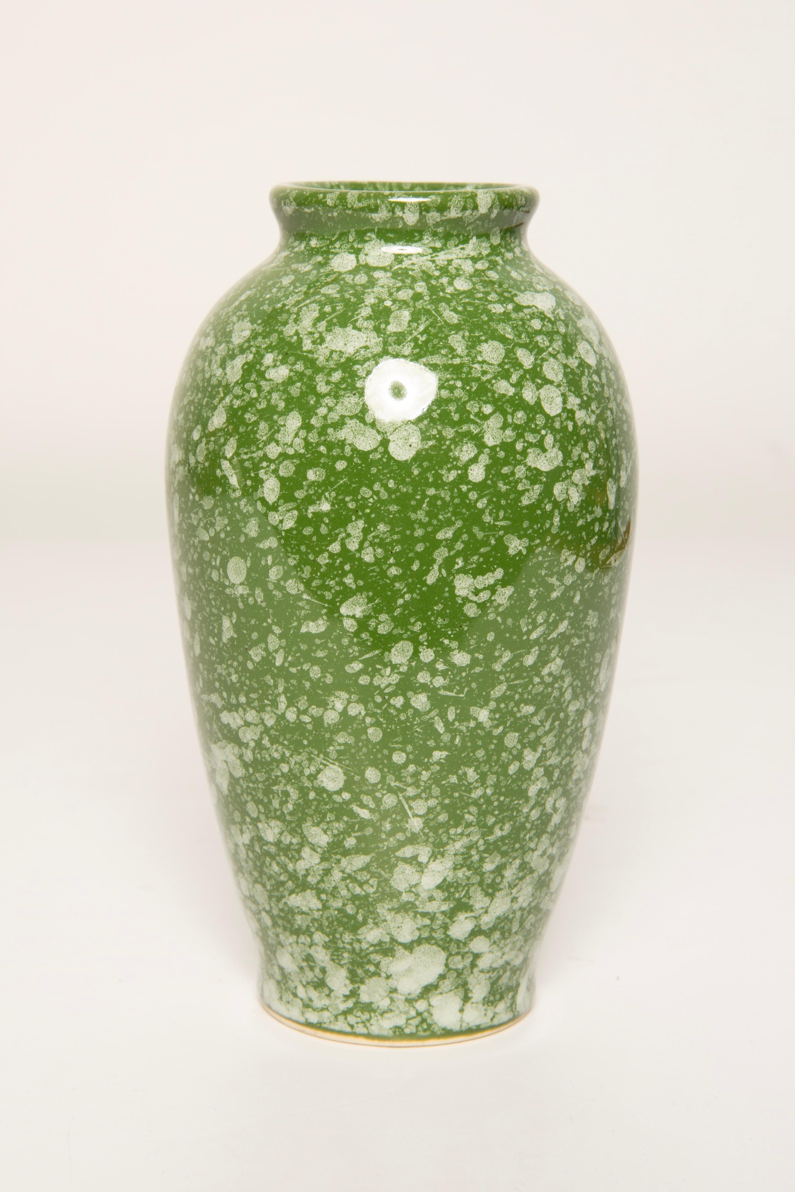 Jarrón pequeño de porcelana verde de mediados de siglo, pintado a mano, Europa, años 60 siglo XX en venta