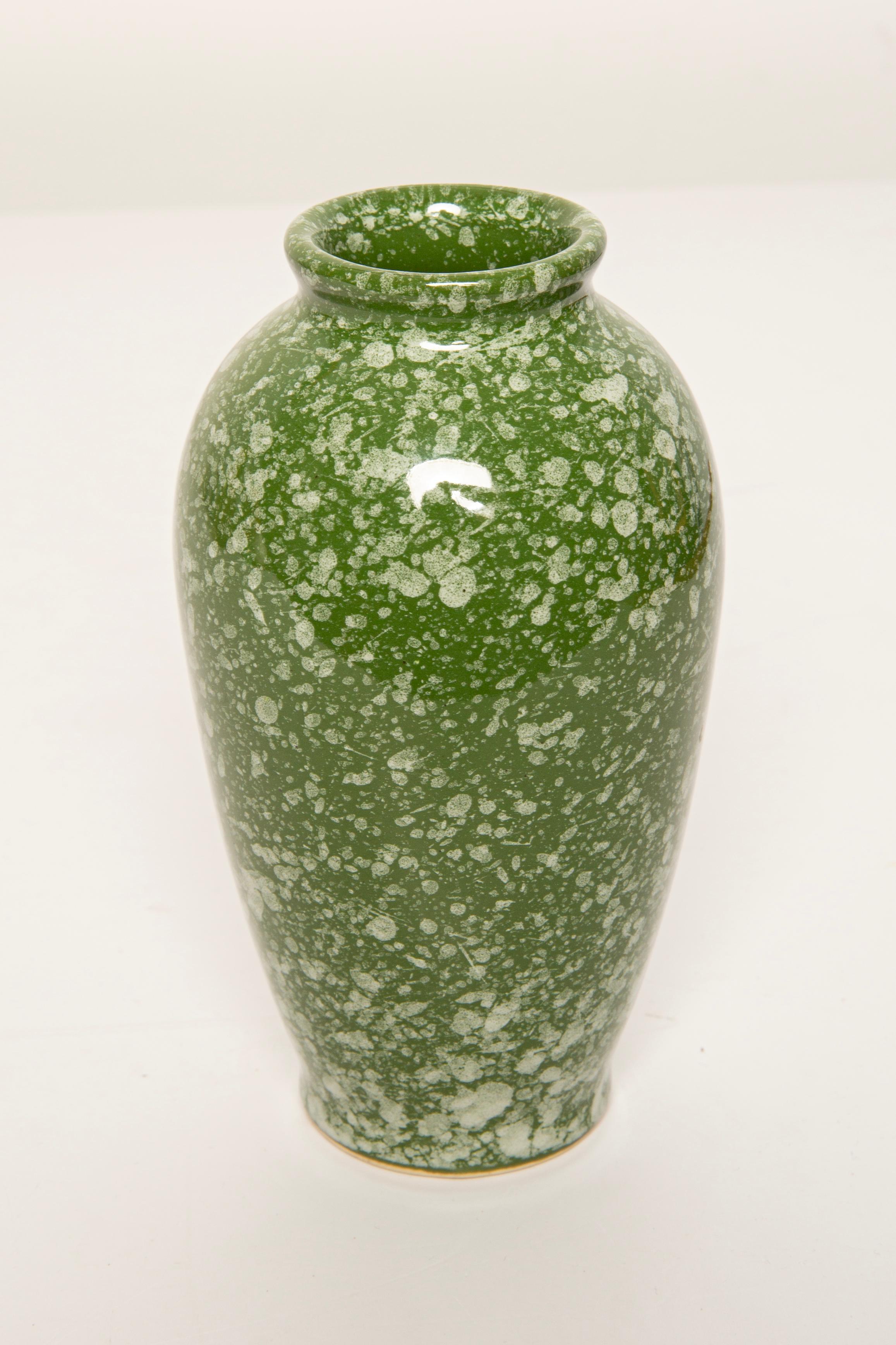 Jarrón pequeño de porcelana verde de mediados de siglo, pintado a mano, Europa, años 60 Porcelana en venta