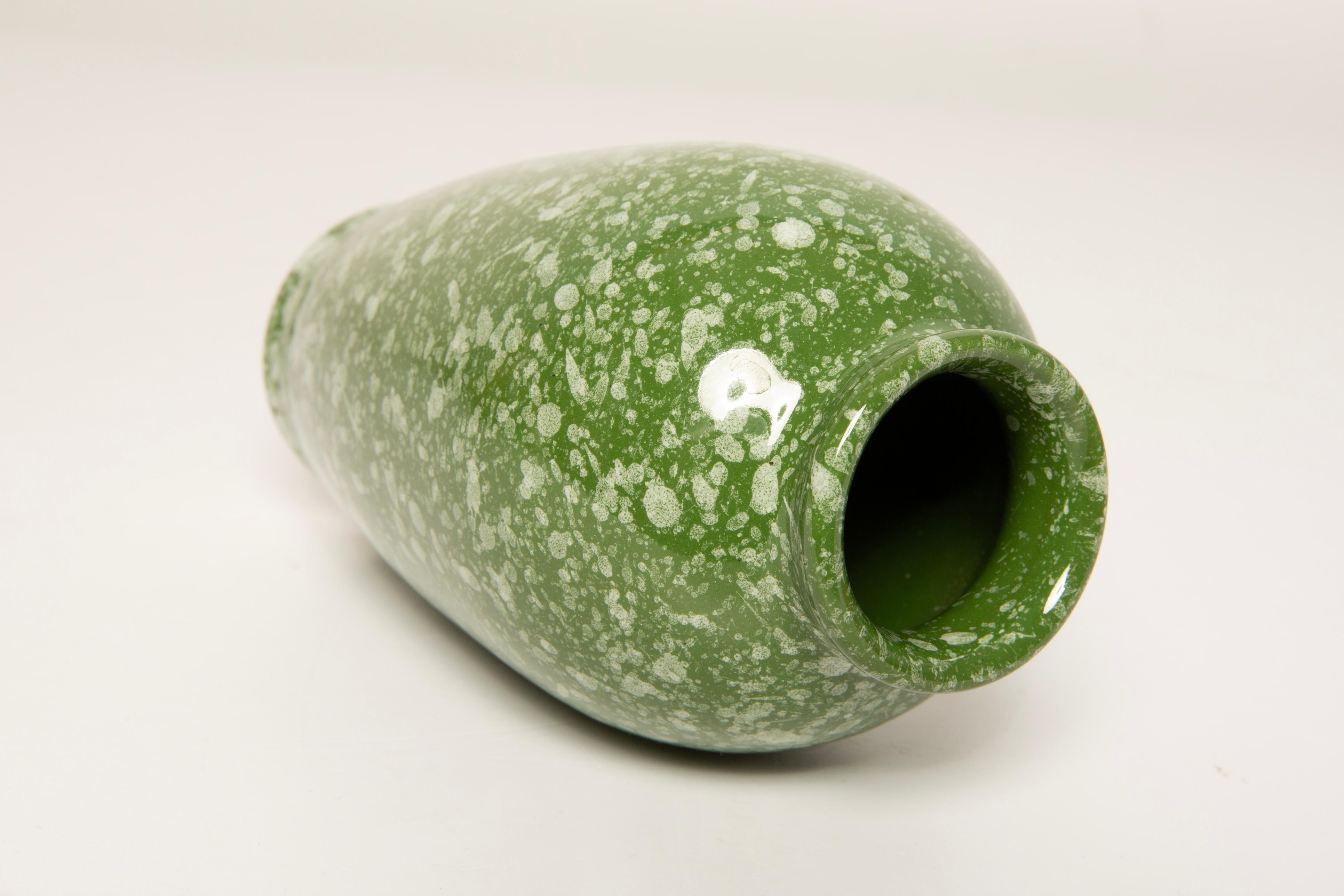 Jarrón pequeño de porcelana verde de mediados de siglo, pintado a mano, Europa, años 60 en venta 1