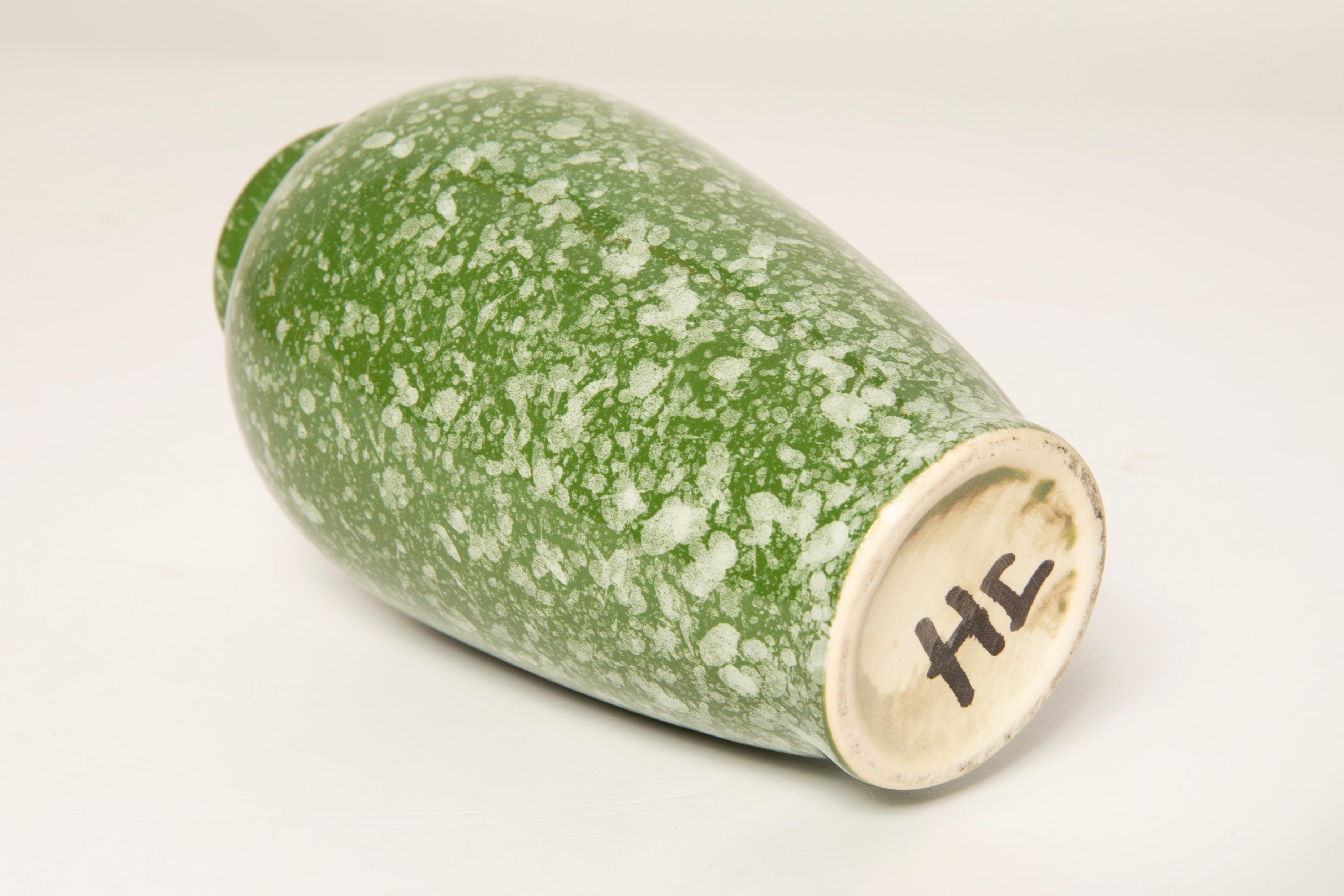 Jarrón pequeño de porcelana verde de mediados de siglo, pintado a mano, Europa, años 60 en venta 2