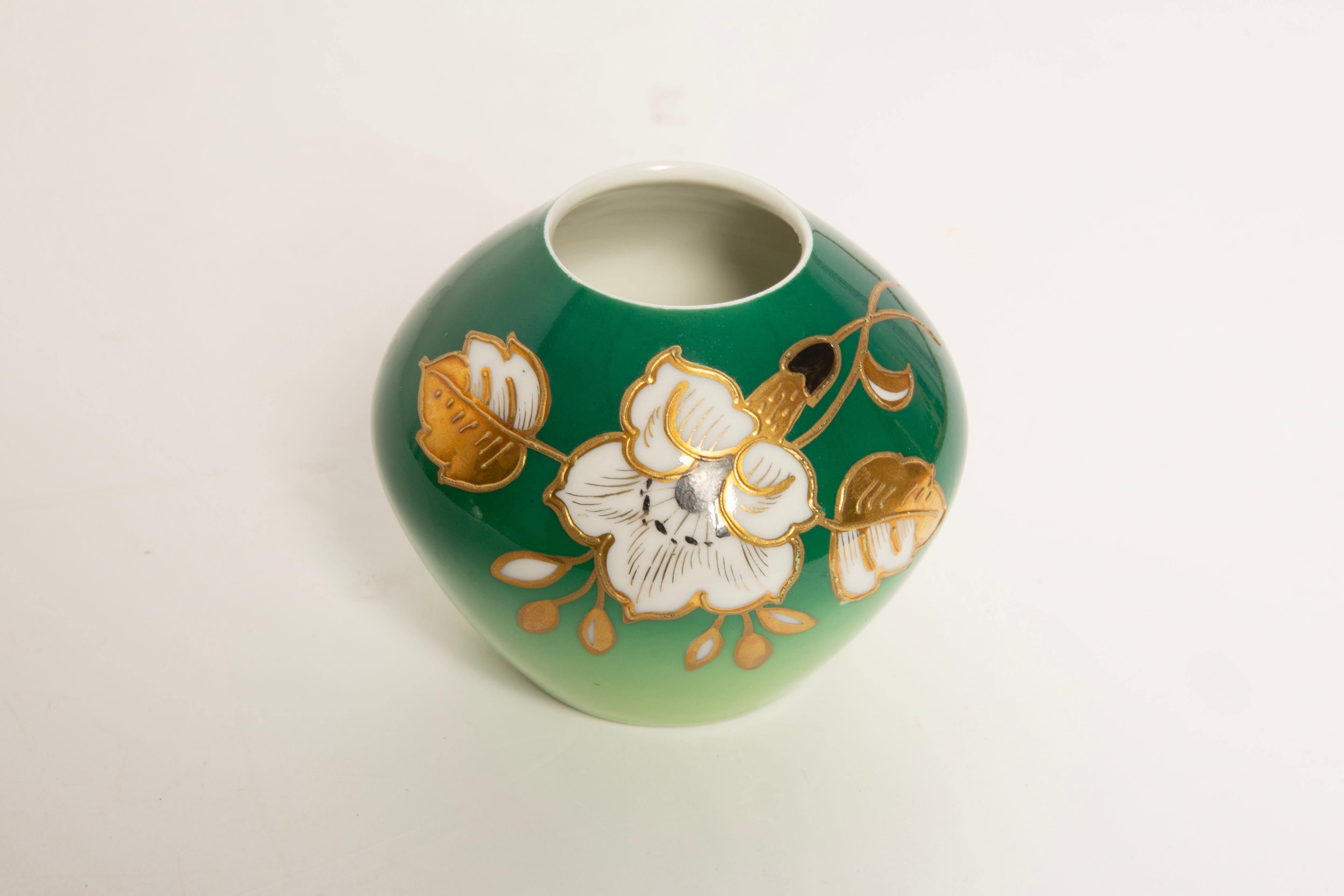 Piccolo vaso di porcellana verde della metà del secolo scorso, dipinto a mano, Europa, Germania In condizioni buone in vendita a 05-080 Hornowek, PL