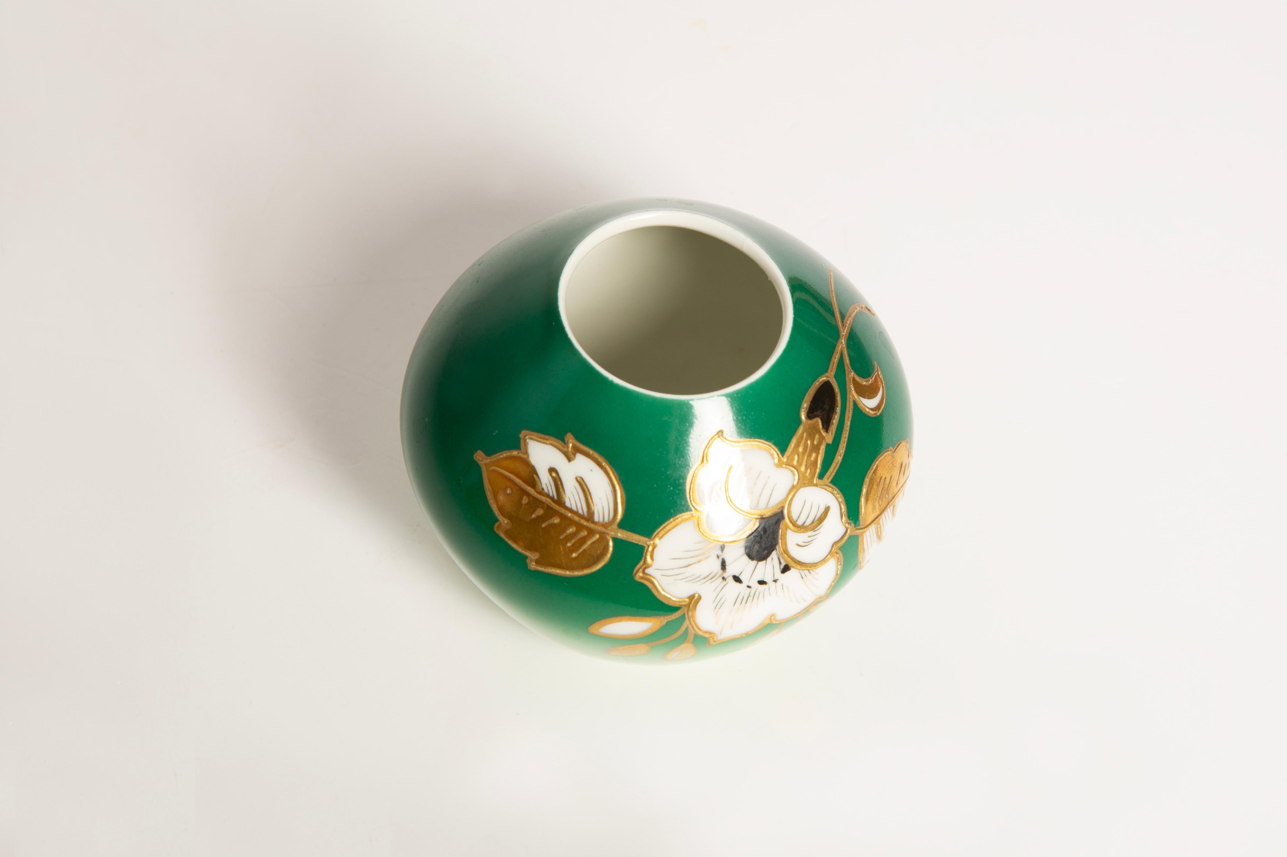 XX secolo Piccolo vaso di porcellana verde della metà del secolo scorso, dipinto a mano, Europa, Germania in vendita