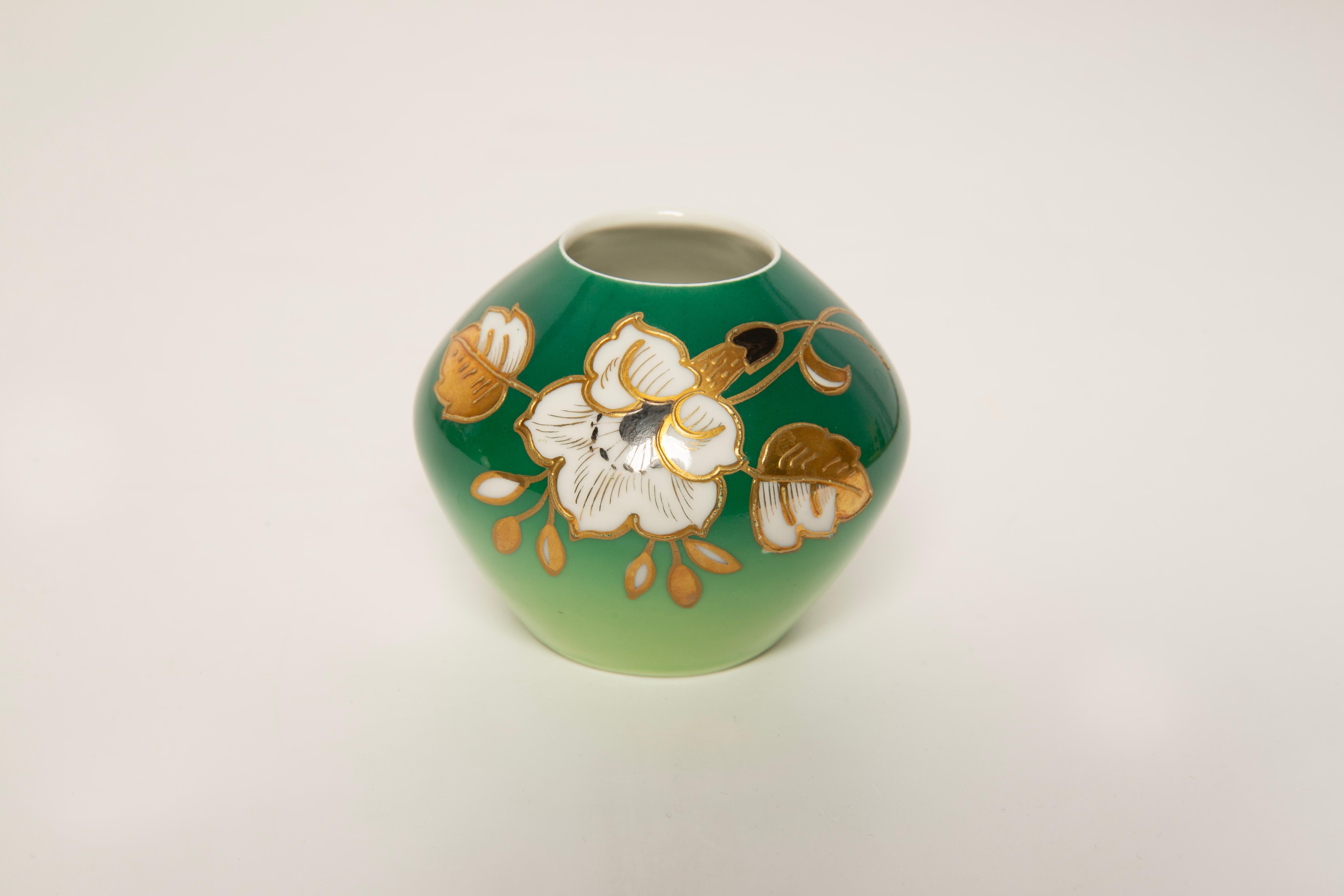 Porcellana Piccolo vaso di porcellana verde della metà del secolo scorso, dipinto a mano, Europa, Germania in vendita