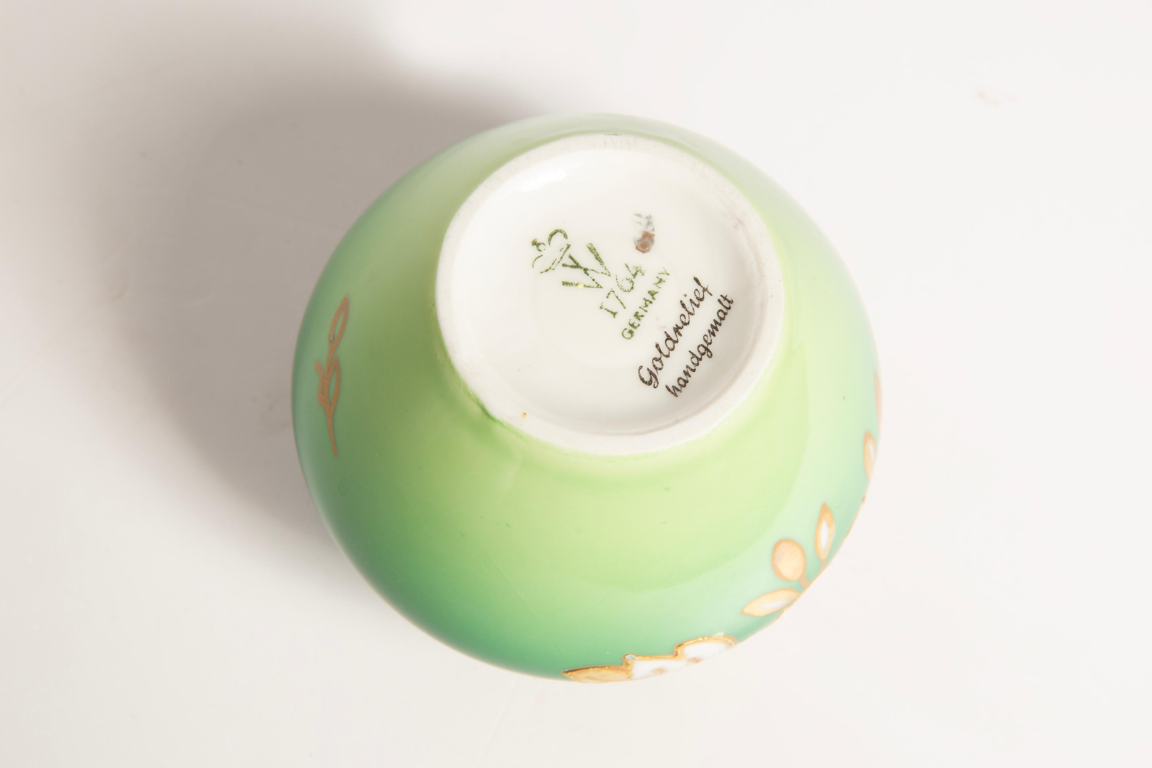 Piccolo vaso di porcellana verde della metà del secolo scorso, dipinto a mano, Europa, Germania in vendita 1