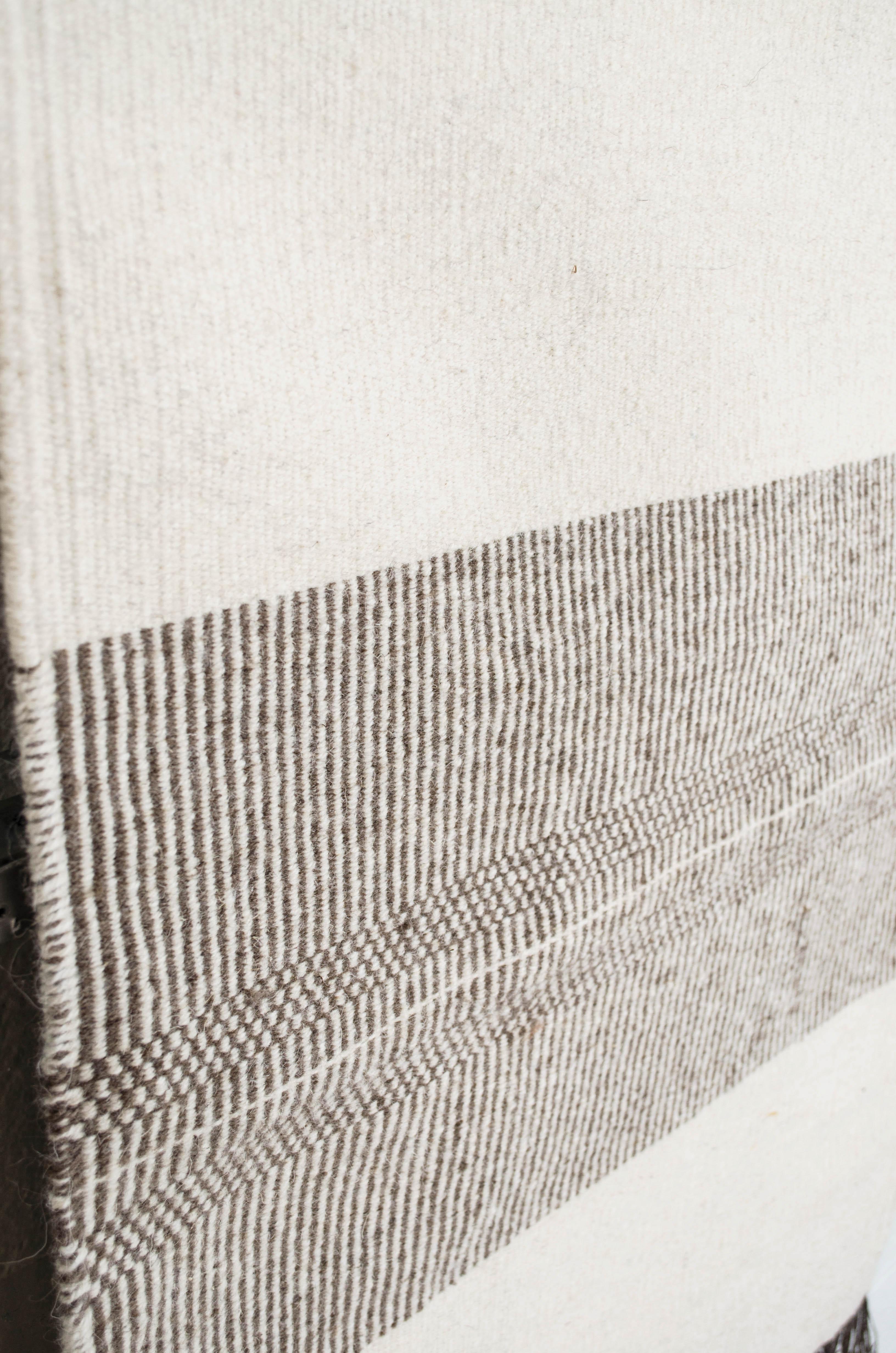 Petit tapis d'appoint en laine beige fait à la main au milieu du siècle dernier Bon état - En vente à Detroit, MI