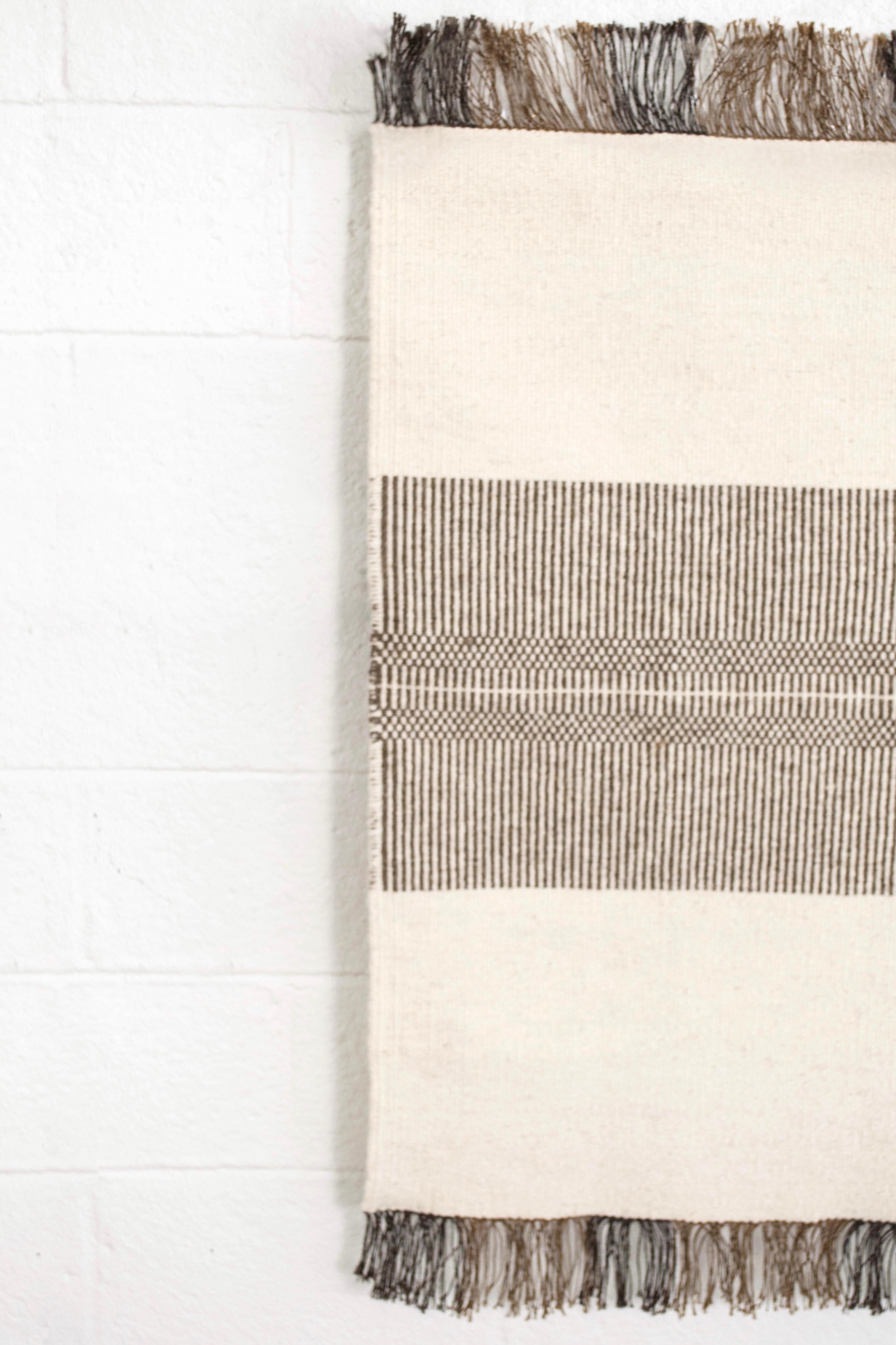 20ième siècle Petit tapis d'appoint en laine beige fait à la main au milieu du siècle dernier en vente