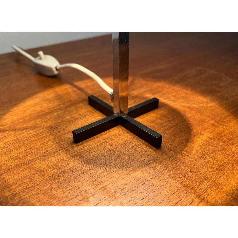 Pequeña lámpara de mesa minimalista de mediados de siglo, años 60 en venta 4